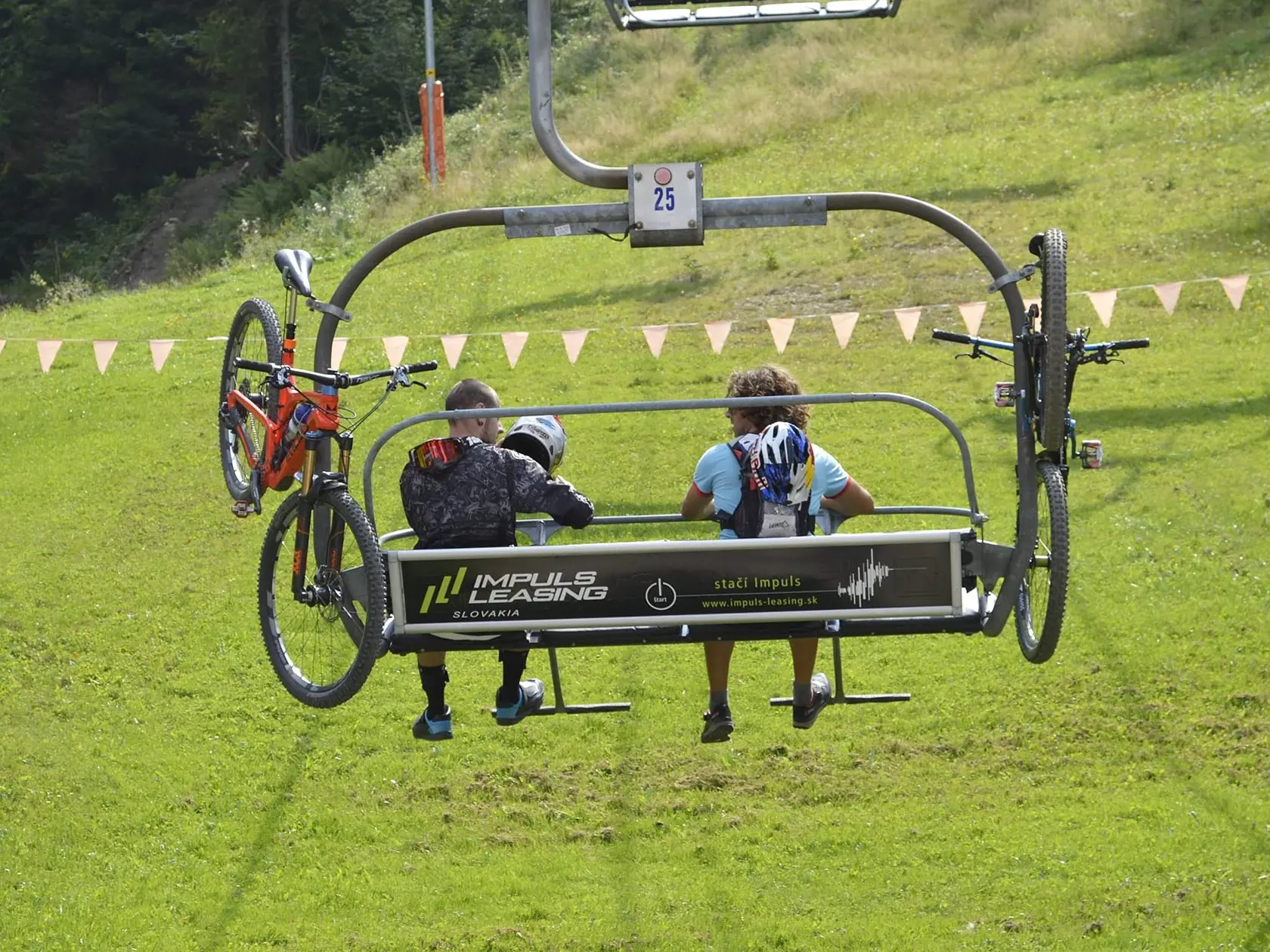 Filip Polc je úspešný slovenský reprezentant v horskej cyklistike v zjazdových disciplínach. Náročné trate si vyskúšal aj na zjazdovkách vo Veľkej Rači Oščadnici