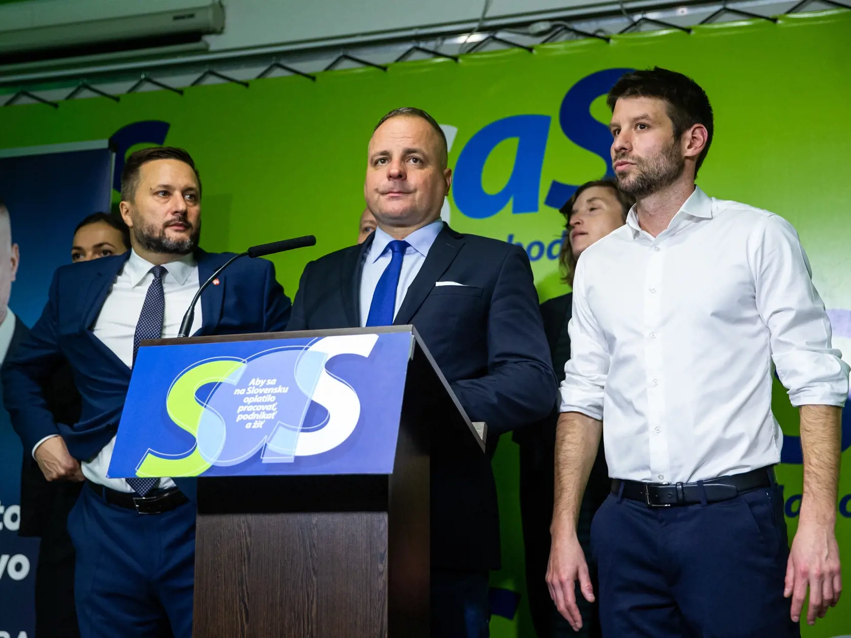 Župné a komunálne voľby 2022 v centrále strany SaS. Na snímke Juraj Droba, Matúš Vallo a Michal Šimečka.