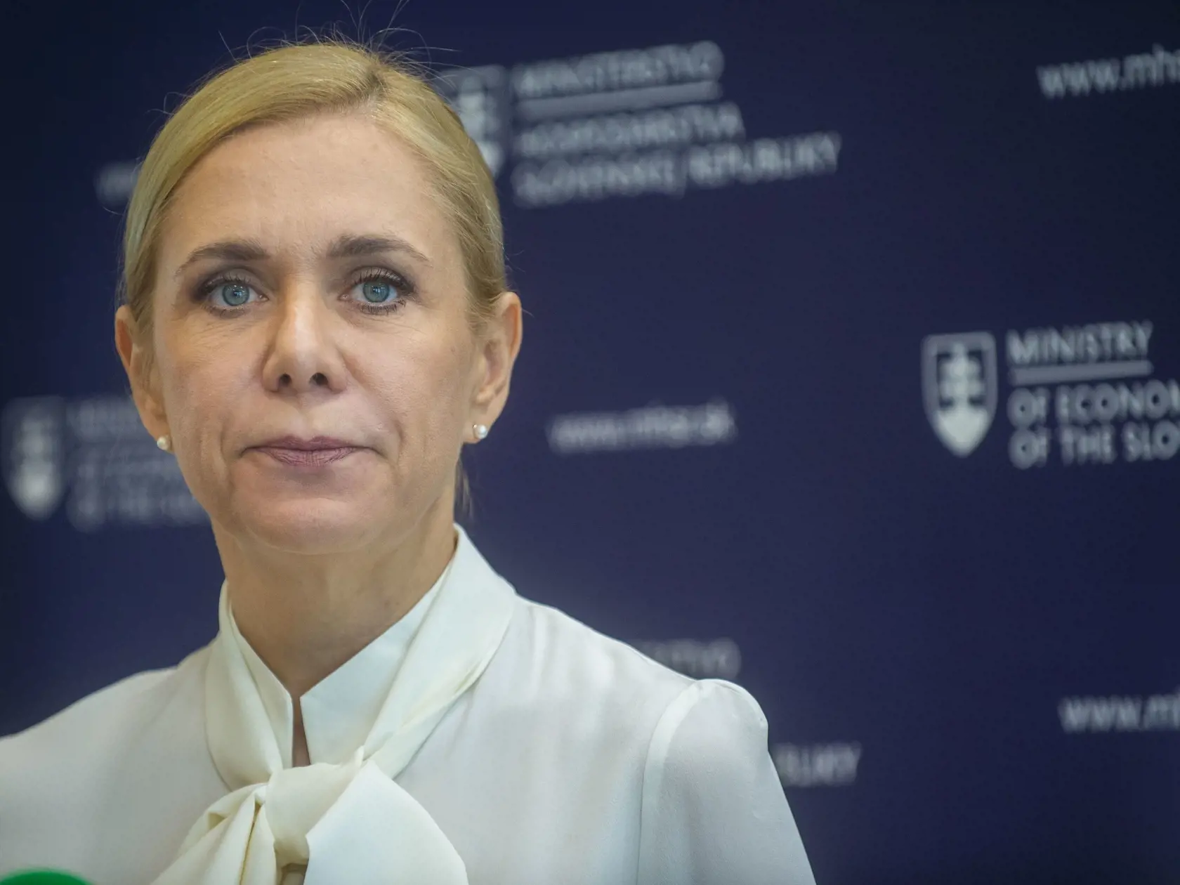 Dlhodobý výpadok dodávok by mohol negatívne ovplyvniť bratislavskú rafinériu. Tá napriek postupnému prechodu na alternatívnych dodávateľov stále spracováva dve tretiny ropy pôvodom z Ruska.