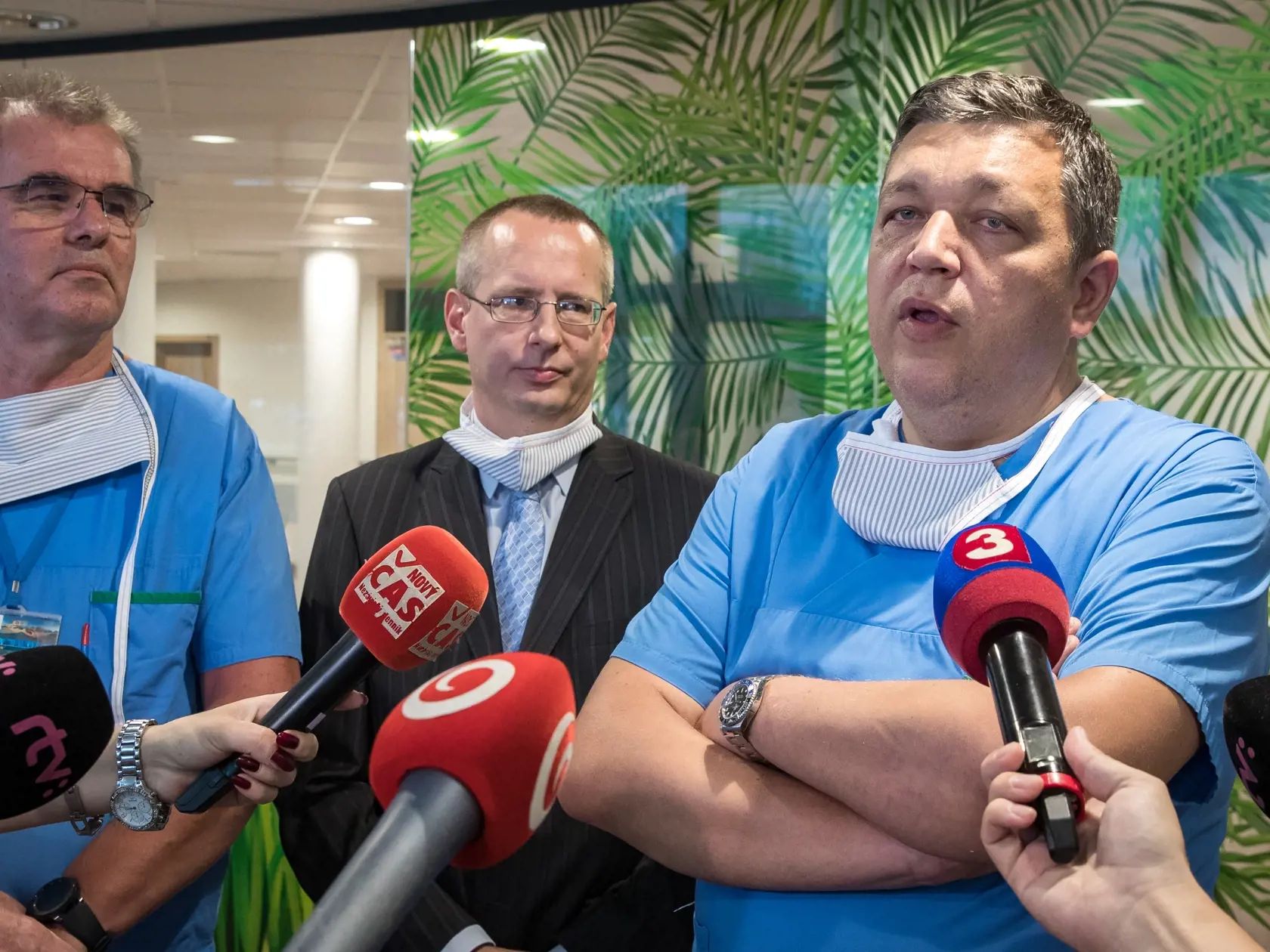 V bratislavskom Centre intervenčnej neurorádiológie a endovaskulárnej liečby CINRE pribudla pre pacientov nová sála, ktorá je vybavená jedinečným prístrojom.  Angiografický systém ARTIS icono umožní vďaka špičkovej technológii a umelej inteligencii vyšetriť viac pacientov za kratší čas. CINRE je prvé zdravotnícke zariadenie v strednej Európe, v ktorom bude tento prístroj slúžiť pacientom. Na snímke vpravo je MUDr. Ivan Vulev, priekopník intervenčnej radiológie na Slovensku.