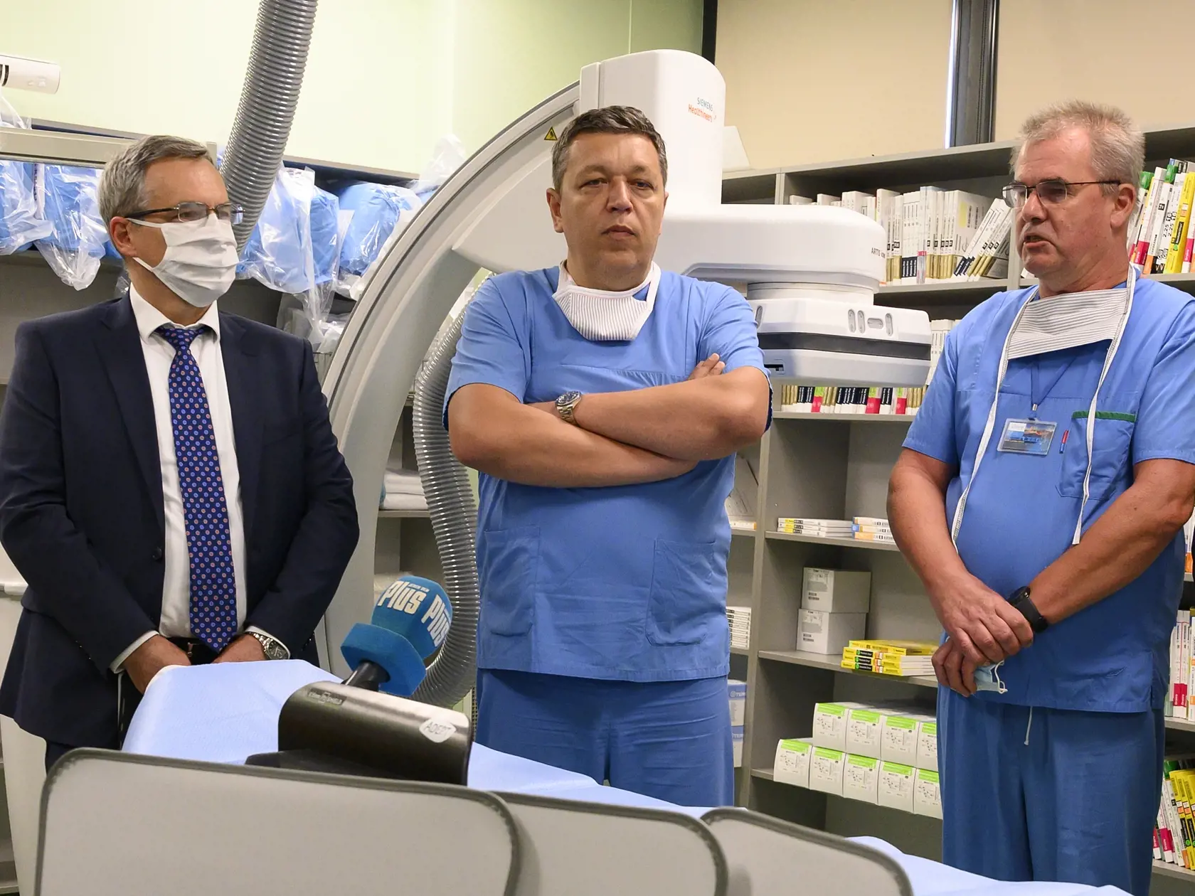 Na snímke zľava výkonný riaditeľ Siemens Healthineers Vladimí Šolík, výkonný a medicínsky riaditeľ Nemocnice CINRE Ivan Vulev a primár Oddelenia intervenčnej kardiológie CINRE Ladislav Groch v opreačnej sále pred miniinvazívnym operačným výkonom na srdcových tepnách s novým operačným röntgenom ARTIS icono (v pozadí).
