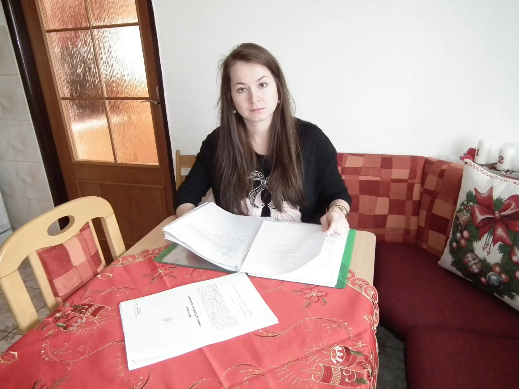 „Papiere a samé papiere. Iba tie, namiesto domu, mi zostali po dražbe domu a súdnych ťahaniciach s jeho bývalými majiteľmi oň,“ krúti hlavou nad našimi zákonmi sklamaná Lenka.