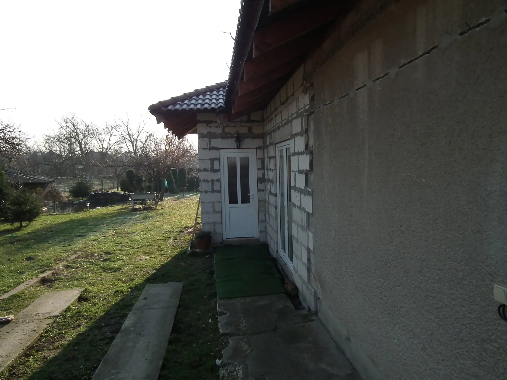 Stavebné úpravy, ktoré robia neoprávnene na dome jeho dnes už bývalí majitelia, sú viditeľné aj spoza brány.