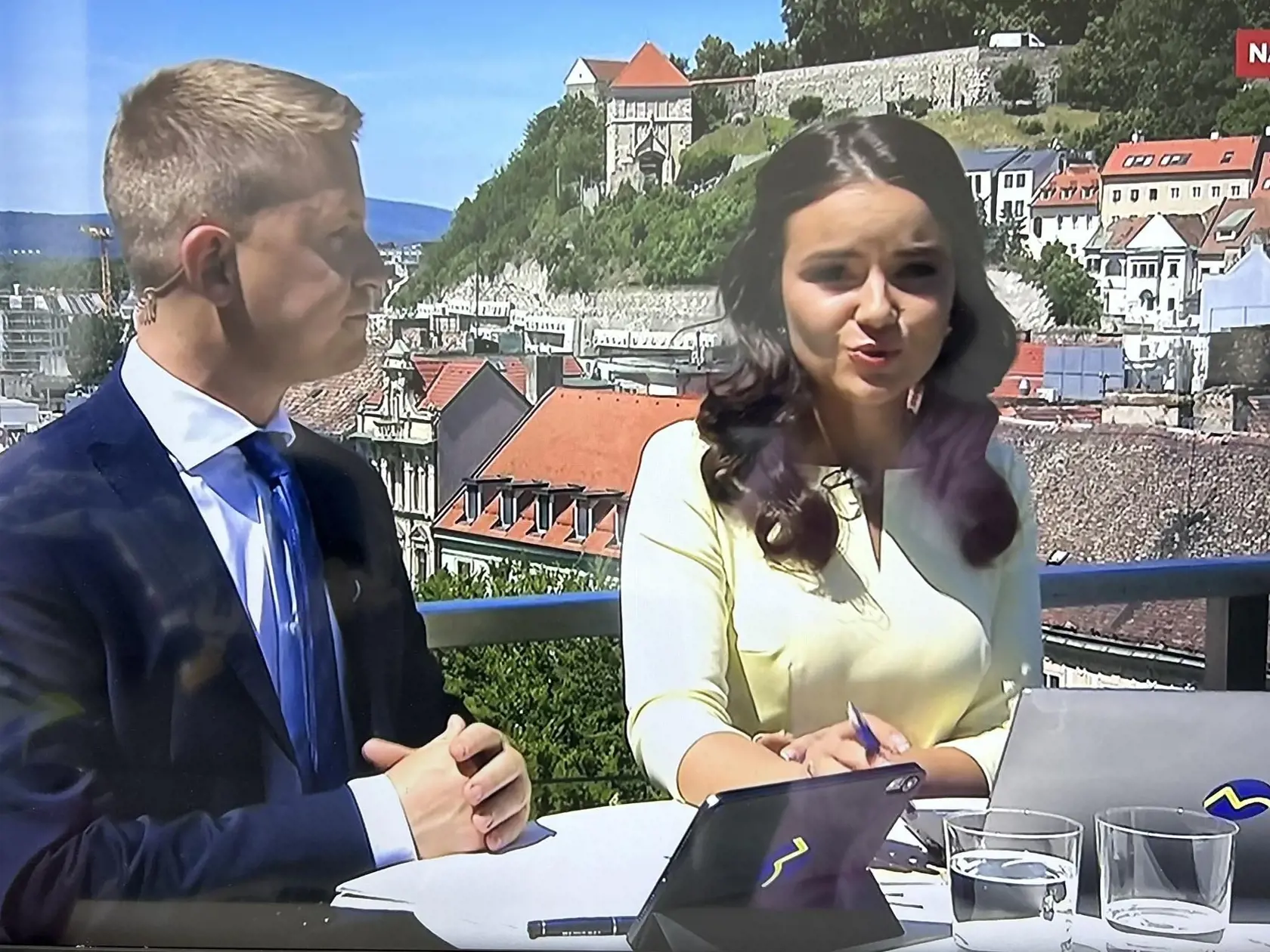 Moderátori Ivana Zuzelková a Dominik Matulaj počas mimoriadnej relácie k inaugurácii prezidenta SR Petra Pellegriniho.