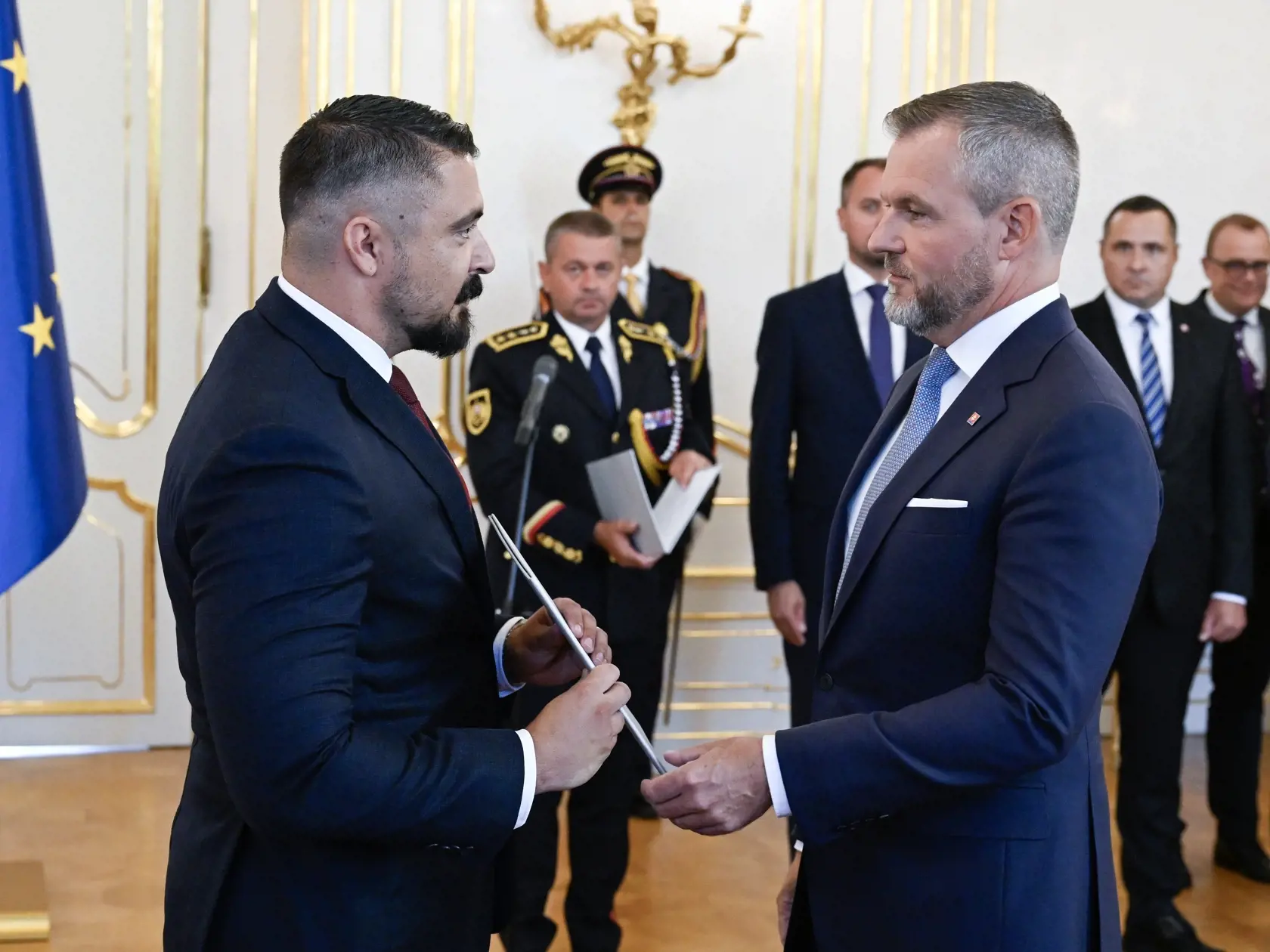 Na snímke prezident SR Peter Pellegrini (vpravo), ktorý vymenoval Pavla Gašpara za riaditeľa Slovenskej informačnej služby (SIS) v Prezidentskom paláci v Bratislave v pondelok 26. augusta 2024. Riaditeľa SIS vymenúva prezident na základe návrhu vlády. Gašparovu nomináciu na tento post odsúhlasila vláda vo februári. Bývalá hlava štátu Zuzana Čaputová prenechala menovanie nového riaditeľa tajnej služby na svojho nástupcu. Pavol Gašpar bol doteraz námestníkom riaditeľa spravodajskej služby.