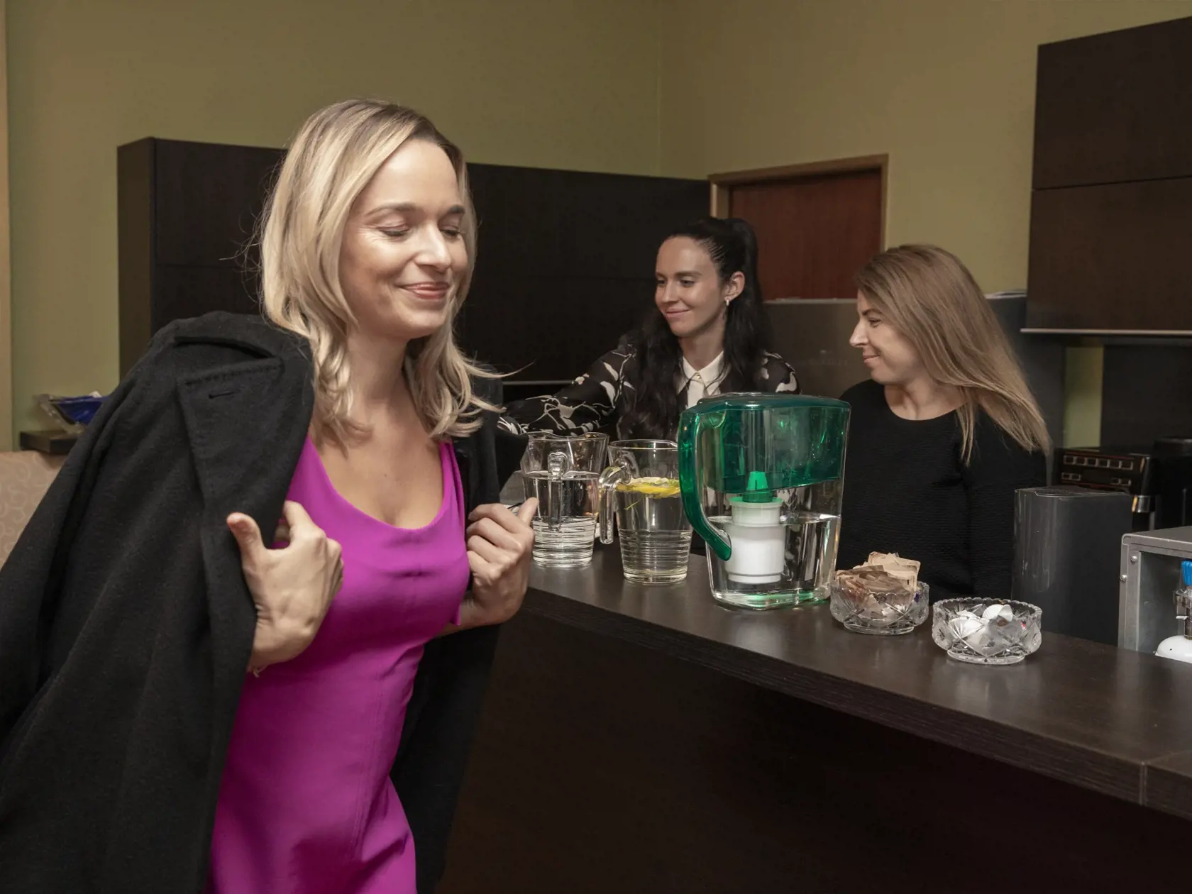 Parlamentné voľby na Slovensku. Volebná centrála Slovenskej národnej strany. Na snímke je Romana Tabak.