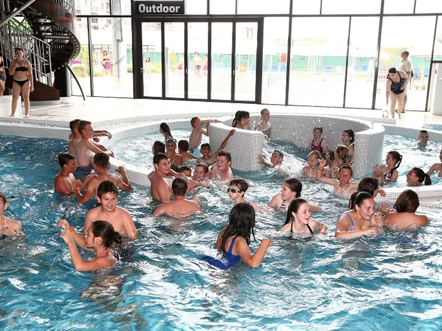Služby ako napríklad gastrosektor, prevádzky starostlivosti o ľudské telo, hotely a podobné služby krátkodobého ubytovania, kúpaliská, akvaparky, fitness centrá a iné zostávajú v režime ako doteraz - teda OP (očkovaní/prekonaní) alebo OP plus.