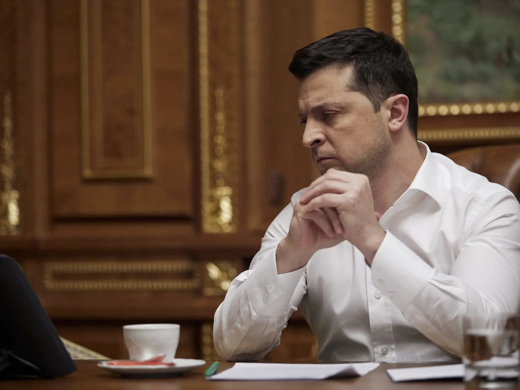 "Osobitne sa obraciam ku všetkým predstaviteľom vlády, štátnym zamestnancom, ktorí opustili krajinu alebo tak v blízkom čase plánujú urobiť. Ukrajinský ľud vás poveril nielen vedením krajiny, ale aj jej ochranou. V takejto situácii je vašou priamou povinnosťou, aby ste boli spolu s nami, s ukrajinským ľudom," uviedol Zelenskyj vo videu zverejnenom na sociálnej sieti Telegram.