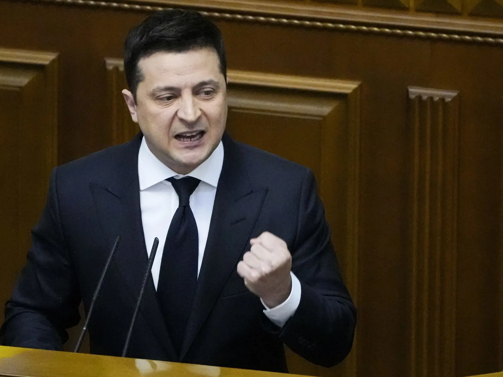 "Osobitne sa obraciam ku všetkým predstaviteľom vlády, štátnym zamestnancom, ktorí opustili krajinu alebo tak v blízkom čase plánujú urobiť. Ukrajinský ľud vás poveril nielen vedením krajiny, ale aj jej ochranou. V takejto situácii je vašou priamou povinnosťou, aby ste boli spolu s nami, s ukrajinským ľudom," uviedol Zelenskyj vo videu zverejnenom na sociálnej sieti Telegram.