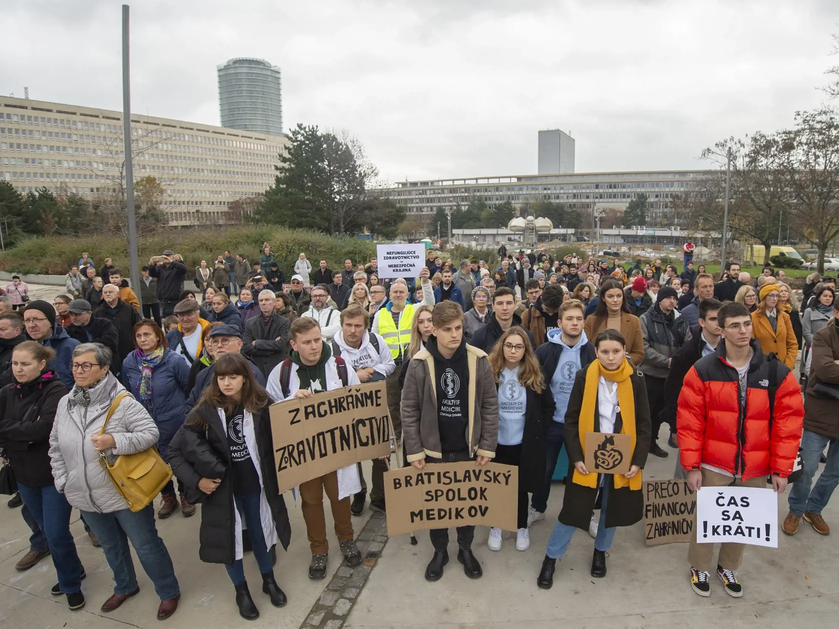Snímka z protestného zhromaždenia Lekárskeho odborového združenia (LOZ) - Zachráňme zdravotníctvo na Námestí Slobody v Bratislave 17. novembra 2022. FOTO TASR - Martin Baumann