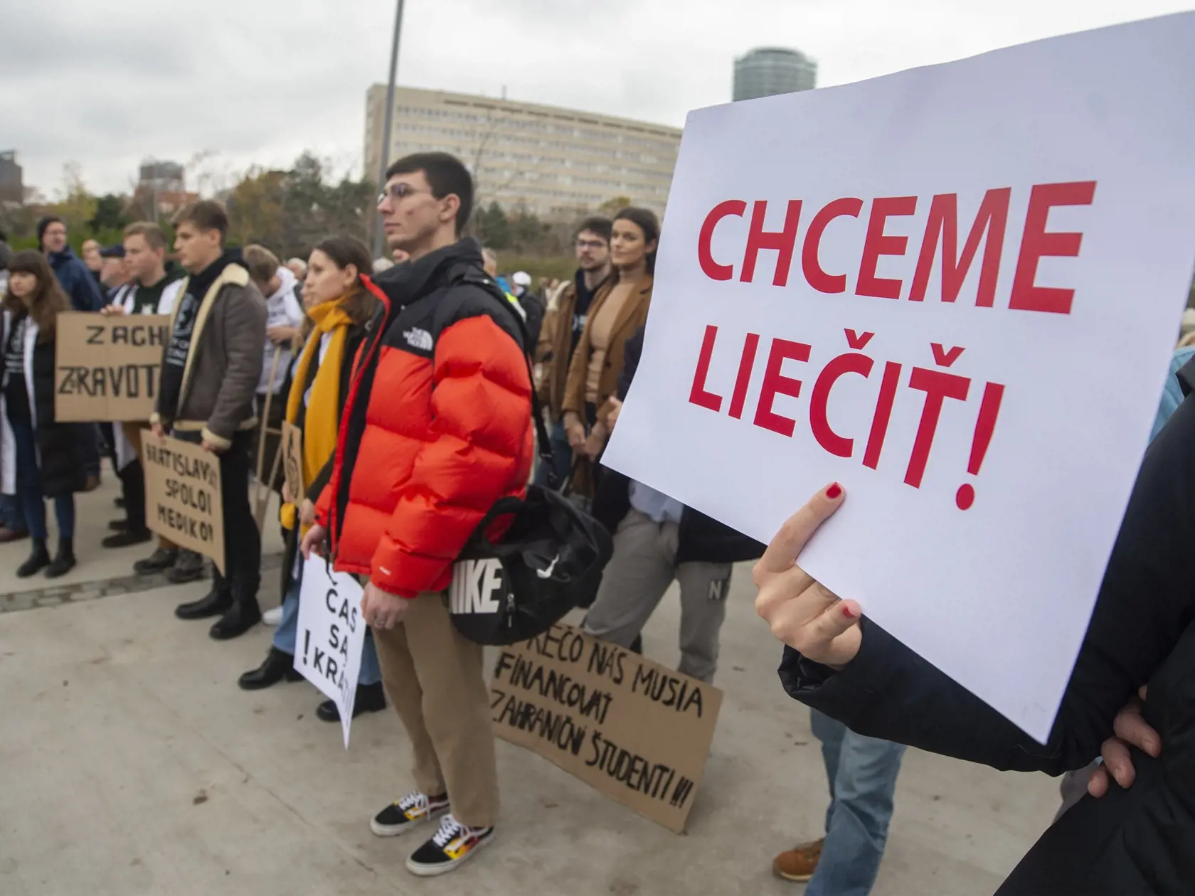 Snímka z protestného zhromaždenia Lekárskeho odborového združenia (LOZ) - Zachráňme zdravotníctvo na Námestí Slobody v Bratislave 17. novembra 2022. FOTO TASR - Martin Baumann