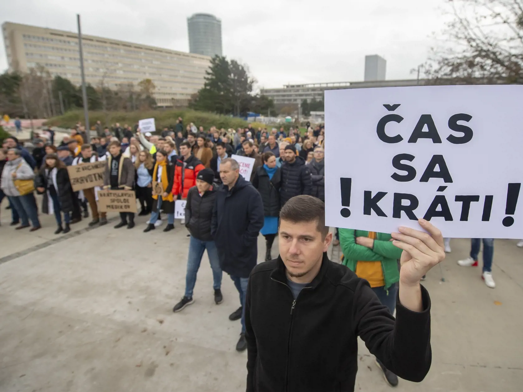 Snímka z protestného zhromaždenia Lekárskeho odborového združenia (LOZ) - Zachráňme zdravotníctvo na Námestí Slobody v Bratislave 17. novembra 2022. FOTO TASR - Martin Baumann