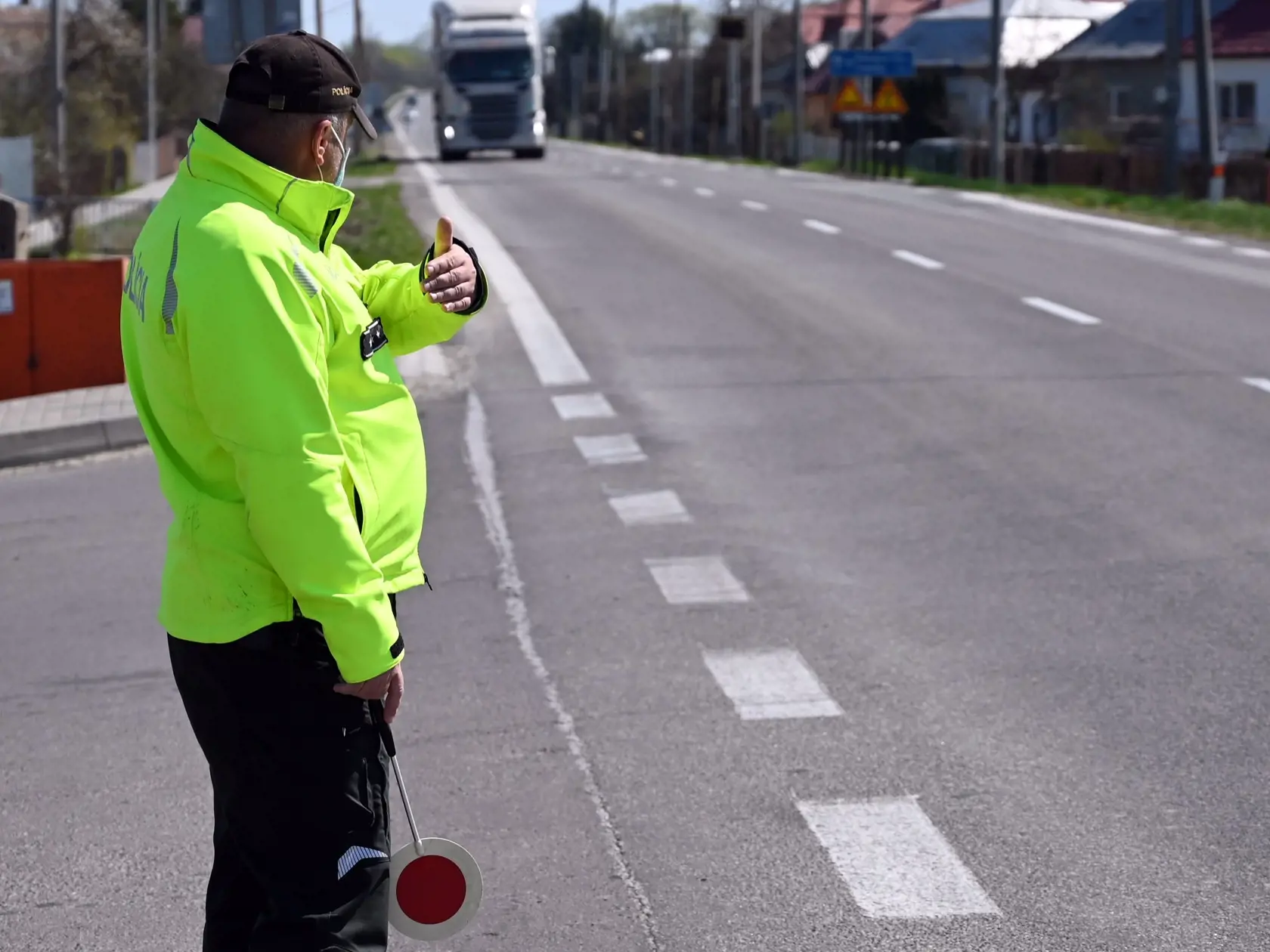 Voľný pohyb osôb je od 8. do 13. apríla 2020 na Slovensku obmedzený. Zakázané je aj uplatňovanie práva pokojne sa zhromažďovať s výnimkou osôb žijúcich v spoločnej domácnosti. Rozhodla o tom vláda v rámci rozšírenia opatrení počas núdzového stavu. Obmedzenie má zabrániť masovému navštevovaniu sa počas veľkonočných sviatkov, a tým riziku zvrátenia doterajšej pozitívnej tendencie minimalizácie šírenia nového koronavírusu na Slovensku. Na snímke námatková  kontrola na hranici okresov Michalovce a T