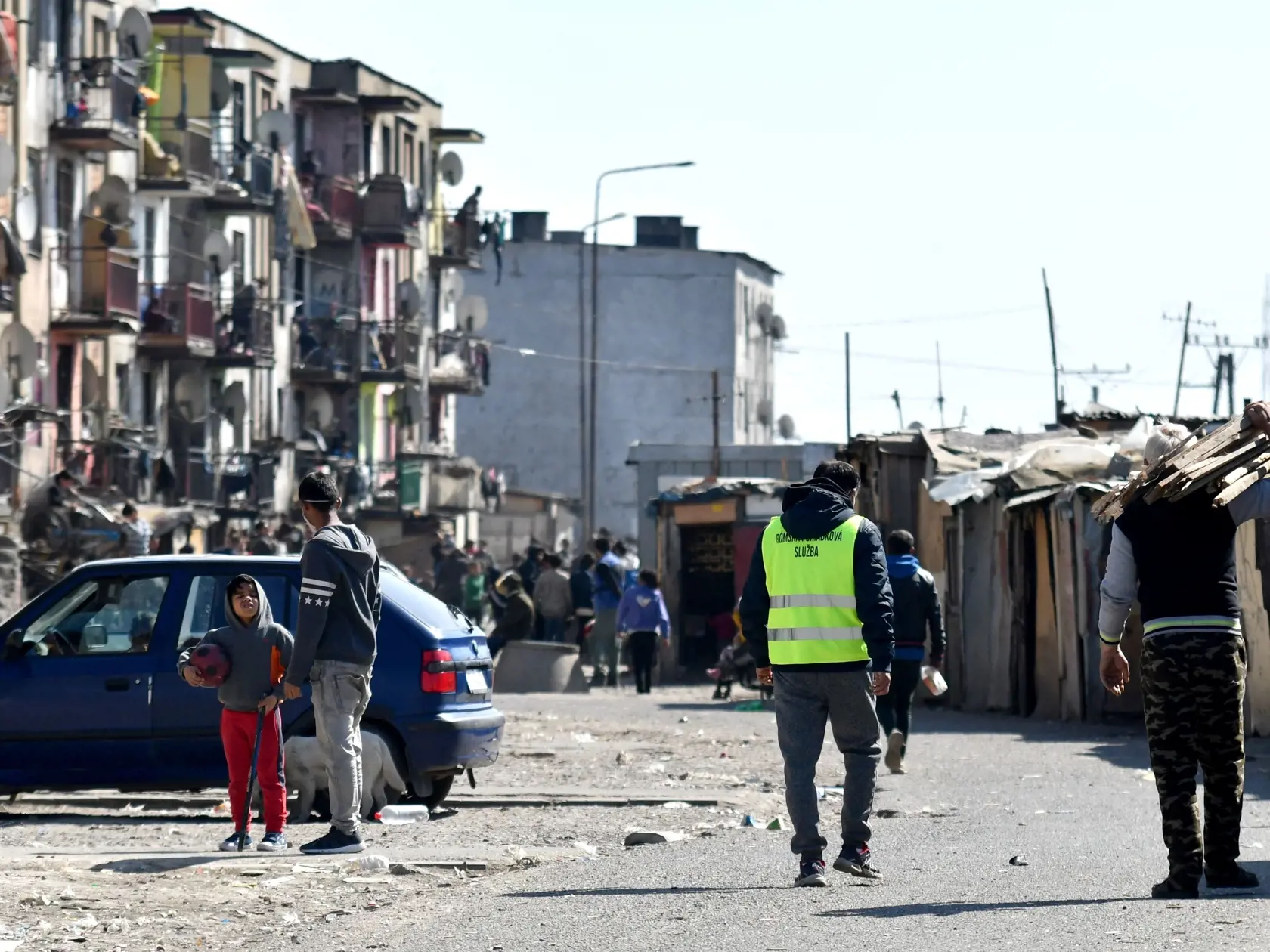 Na snímke rómska osada v Trebišove, v ktorej testovali jej obyvateľov v rámci preventívnych opatrení k zamedzeniu šírenia koronavírusu. V Trebišove 4. apríla 2020. FOTO TASR – Roman Hanc