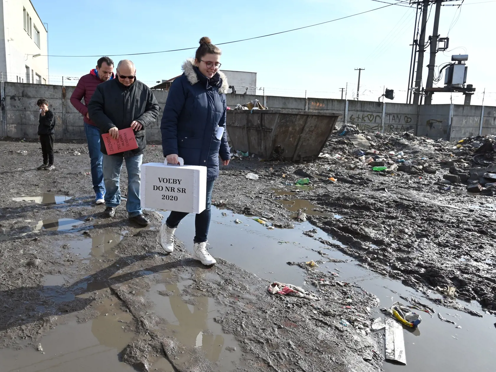 Na snímke členovia okrskovej volebnej komisie s prenosnou volebnou schránkou vo voľbách do Národnej rady Slovenskej republiky v rómskej osade v Trebišove 29. februára 2020. FOTO TASR - Roman Hanc
