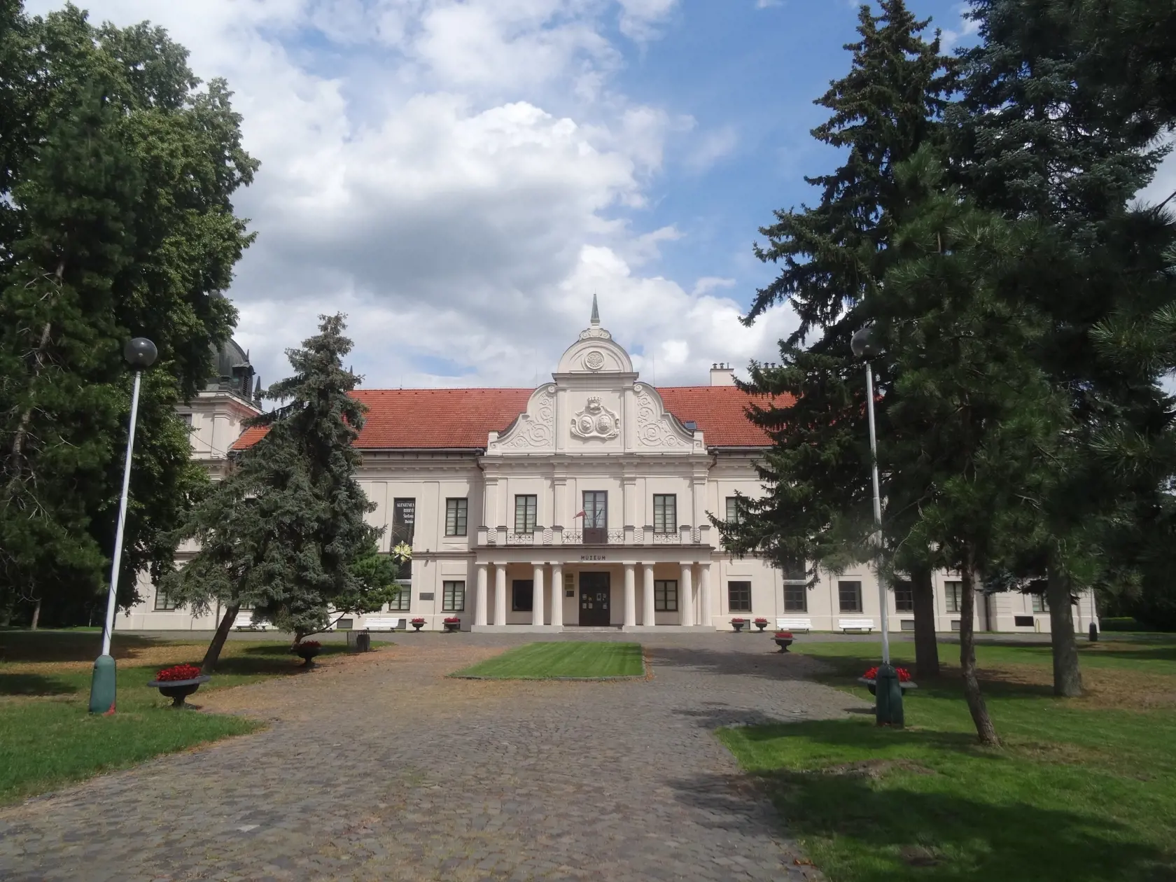 V niekdajšom kaštieli sídli dnes Múzeum a Kultúrne centrum južného Zemplína v Trebišove. Pohľad spredu.