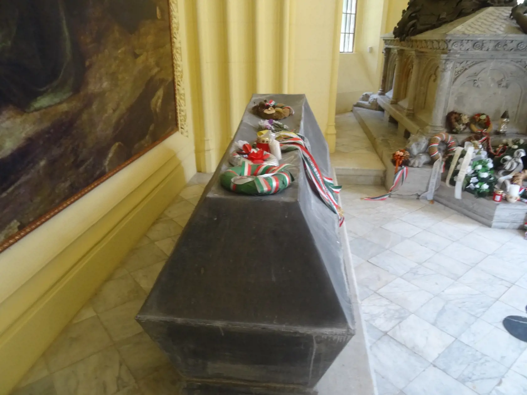 Mauzóleum Andrássyovcov navštevujú často hostia z Maďarska, ktorí vždy položia na rakvu a sarkofág vence so stuhami v maďarských národných farbách.