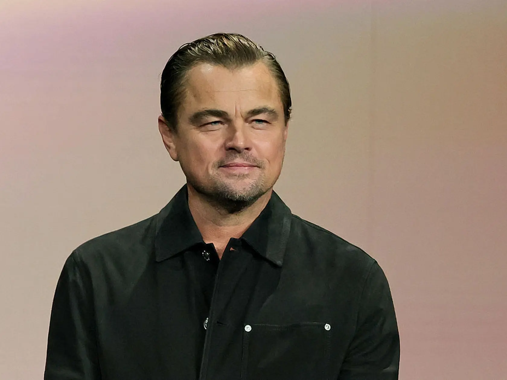 Na Leonarda DiCapria má mladá priateľka dobrá vplyv. Zbavil sa pupku.