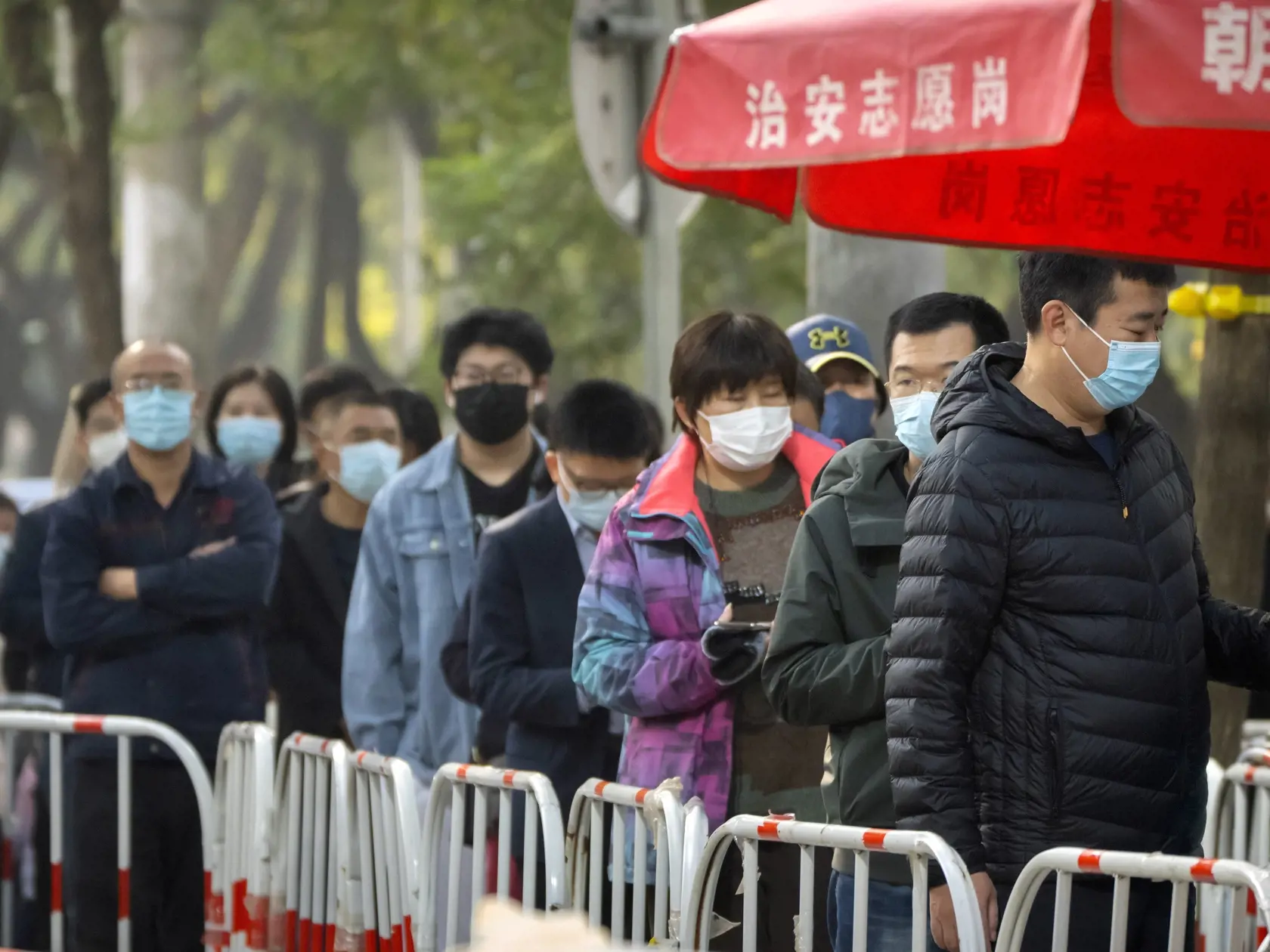 WA 38 Peking - Ľudia s ochrannými rúškami na tvári proti šíreniu COVID-19 čakajú v rade na koronavírusový test v Pekingu vo štvrtok 10. novembra 2022.  Mnohé letiská v Číne zrušili v dôsledku nárastu počtu prípadov ochorenia COVID-19 väčšinu svojich štvrtkových letov.Juhočínska priemyselná metropola Kanton, kde zaznamenali vysoký výskyt prípadov nákazy koronavírusom, zrušila viac ako 1000 letov. Vyše 700 letov bolo zrušených aj na dvoch veľkých letiskách v hlavnom meste Peking. FOTO TASR/AP


Pe