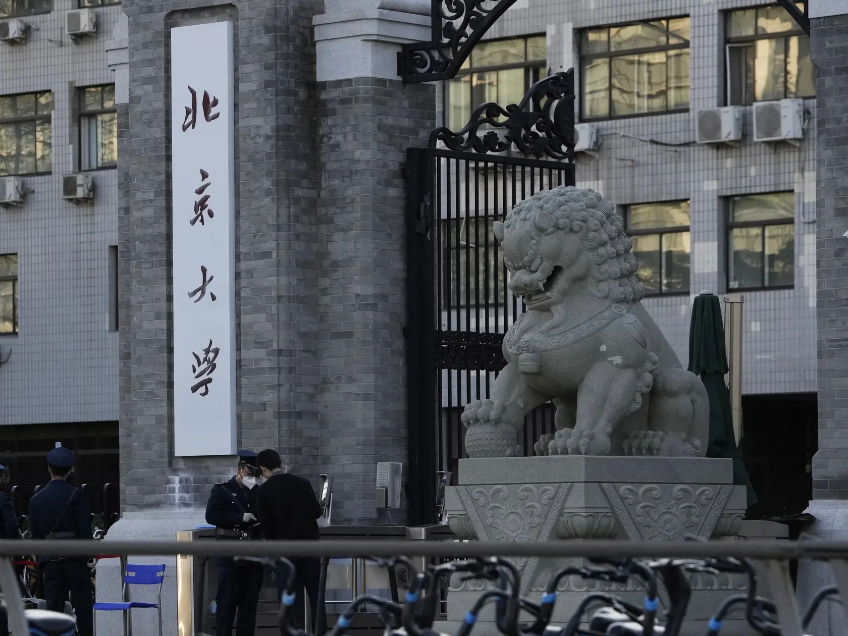 JB 7 Peking - Bezpečnostní pracovníci hliadkujú pri vstupe do Pekinskej univerzity v čínskom Pekingu 16. novembra 2022. Čínske úrady uzatvorili v stredu hlavnú univerzitu v Pekingu po tom, ako sa tam objavil  jeden prípad ochorenia COVID-19. V Číne stále platí nulová tolerancia covidu a to aj napriek rastúcej verejnej nespokojnosti. FOTO TASR/AP

A security guard chats with another at an entrance to Peking University in Beijing, Wednesday, Nov. 16, 2022. Chinese authorities locked down the major