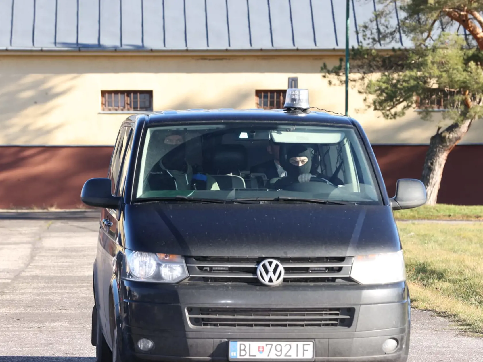 Eskorta priváža Daniela Bombica na Špecializovaný trestný súd 29. januára 2025.