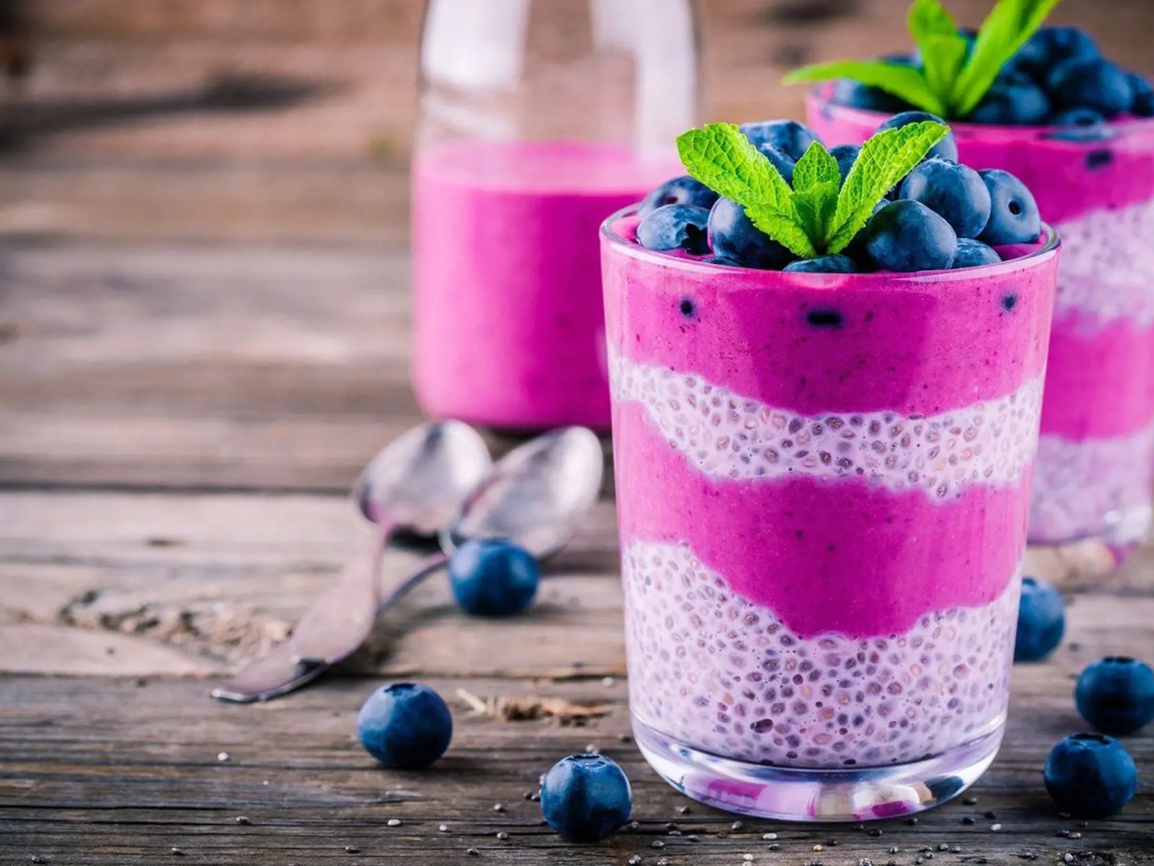 Čučoriedkové smoothie s arašidovým maslom je nielen chutné, ale aj zdravé. Ide o správnu kombináciu cukrov a tukov.