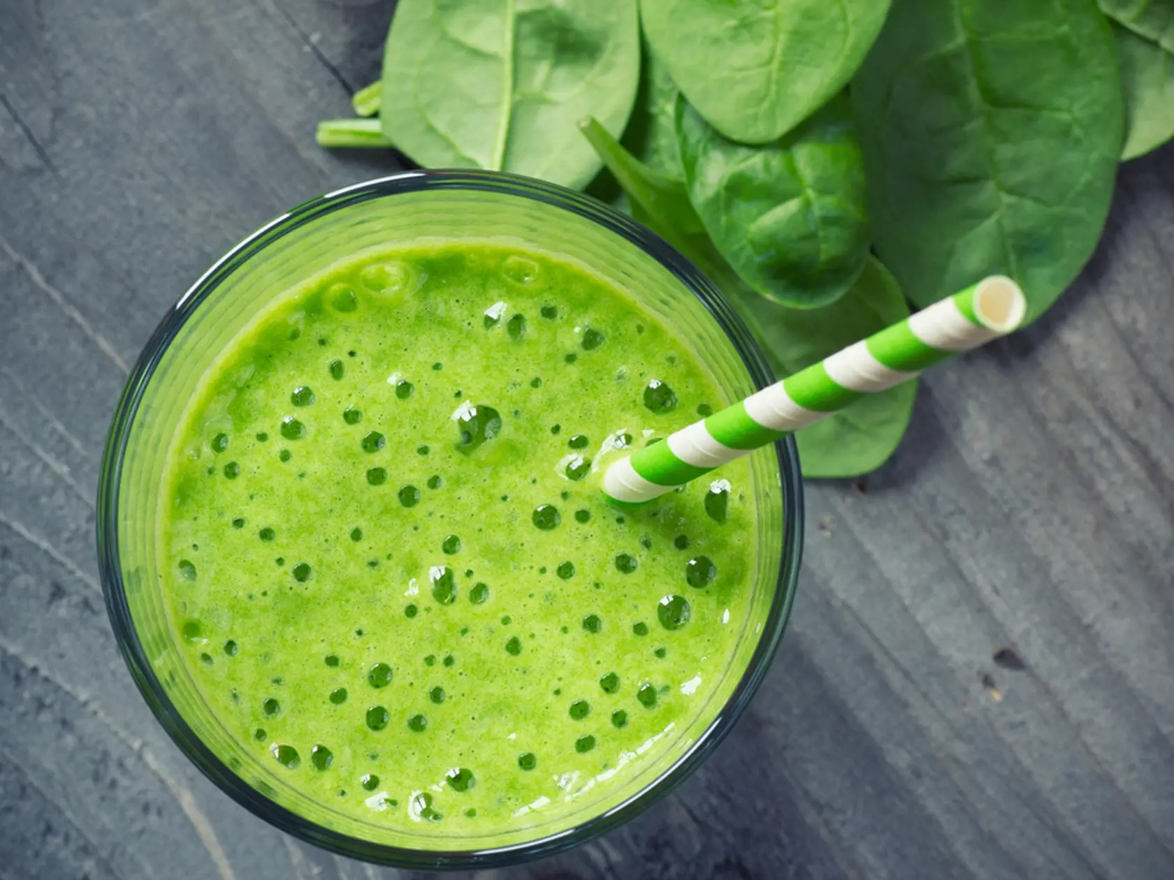 Zelené smoothie je výživné. Skúste špenát, kiwi, jogurt a chia semiačka.
