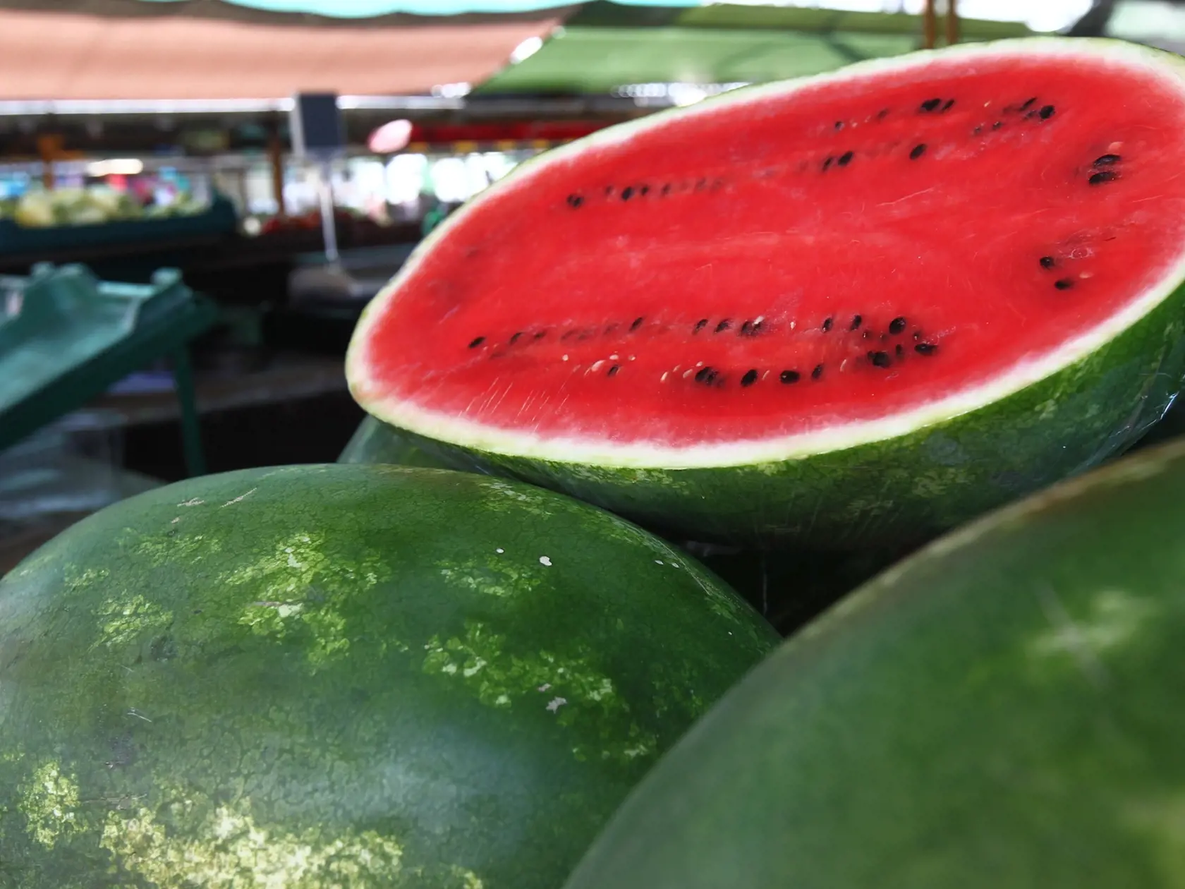 Červený melón – Asi máte chuť skôr na sladkosti a čokoládu, ako na túto sladkú zeleninu. Ale verte, že po melóne sa budete cítiť oveľa lepšie. Obsahuje prírodné cukry, vlákninu a veľa vody, takže doplníte aj pitný režim. Vhodné sú však aj figy či slivky.