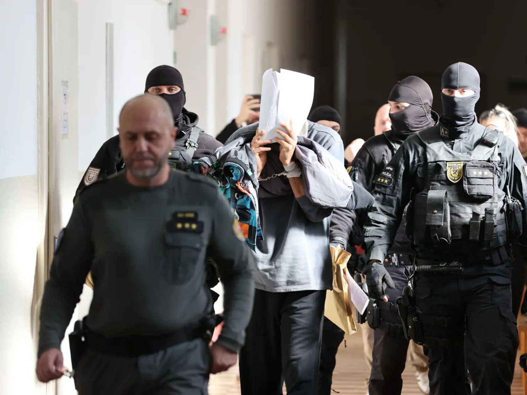 Mestský súd Bratislava I v týchto chvíľach rozhoduje o väzbe pre 43-ročného Juraja, ktorého polícia viní z brutálnej vraždy svojej manželky Janky († 40) v bratislavskom Prievoze. Manželský pár žil v susedstve lídra skupiny Elán Joža Ráža.