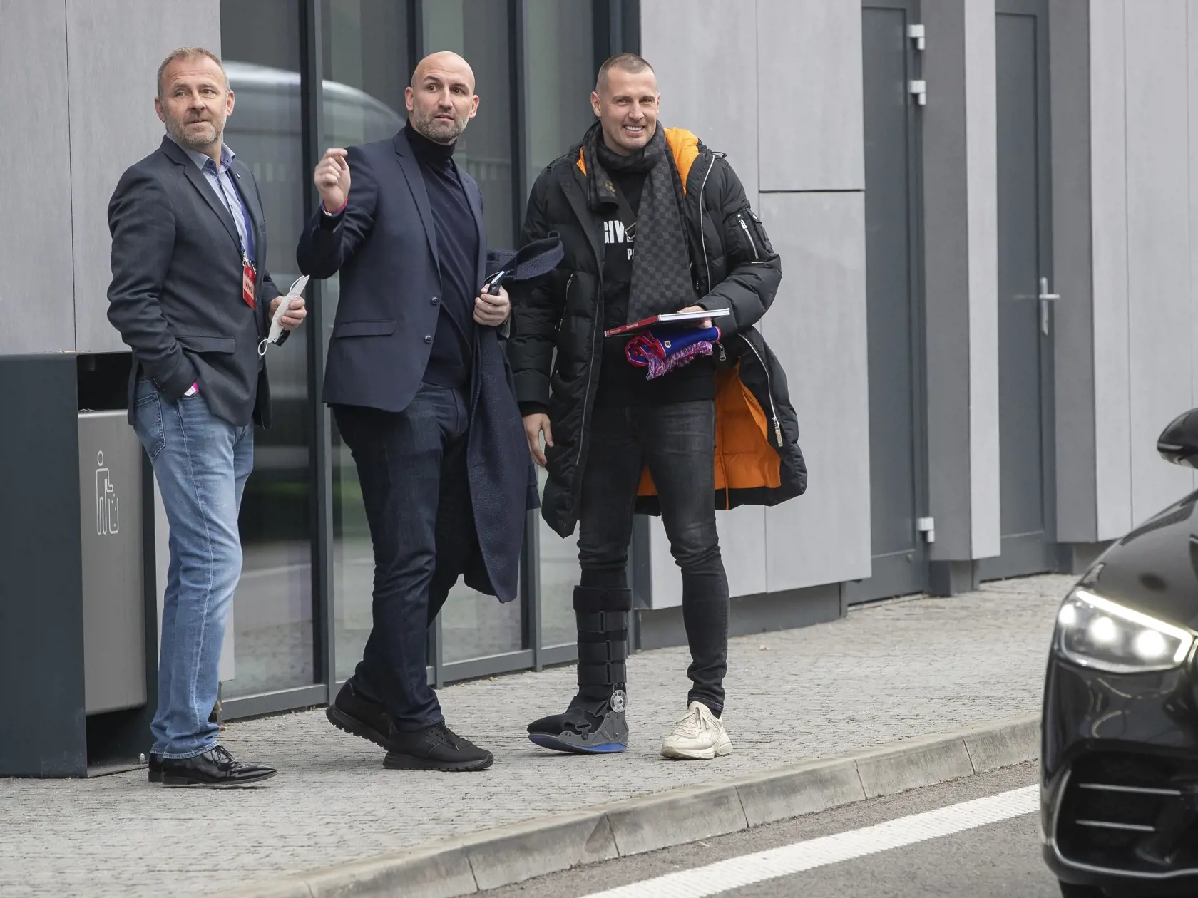 Pred vstupom do VIP sa stretli Róbert Tomaschek, Róbert Vittek a Ján Ďurica.