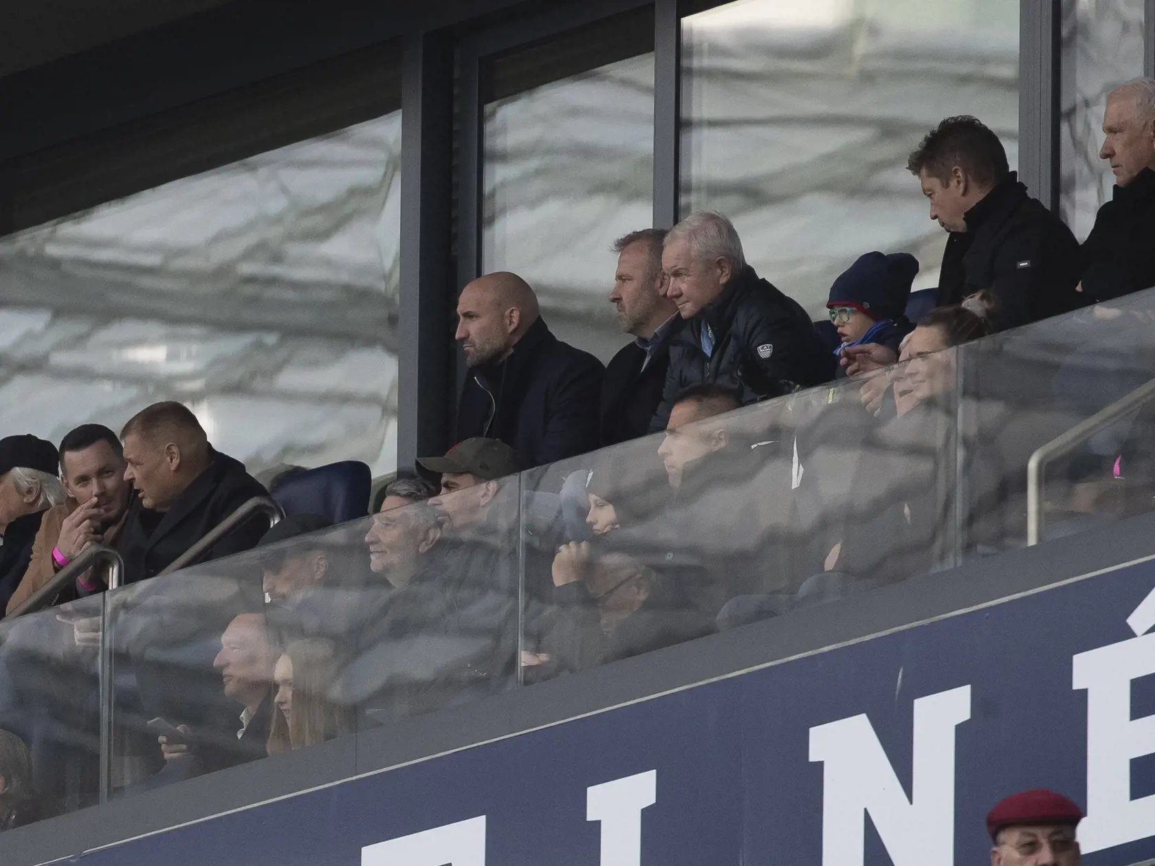 VIP priestory Tehelného pola boli „natrieskané“ legendárnymi futbalistami či hokejistami. Nechýbali ani herci či politici a samozrejme Hamšíkova rodina.