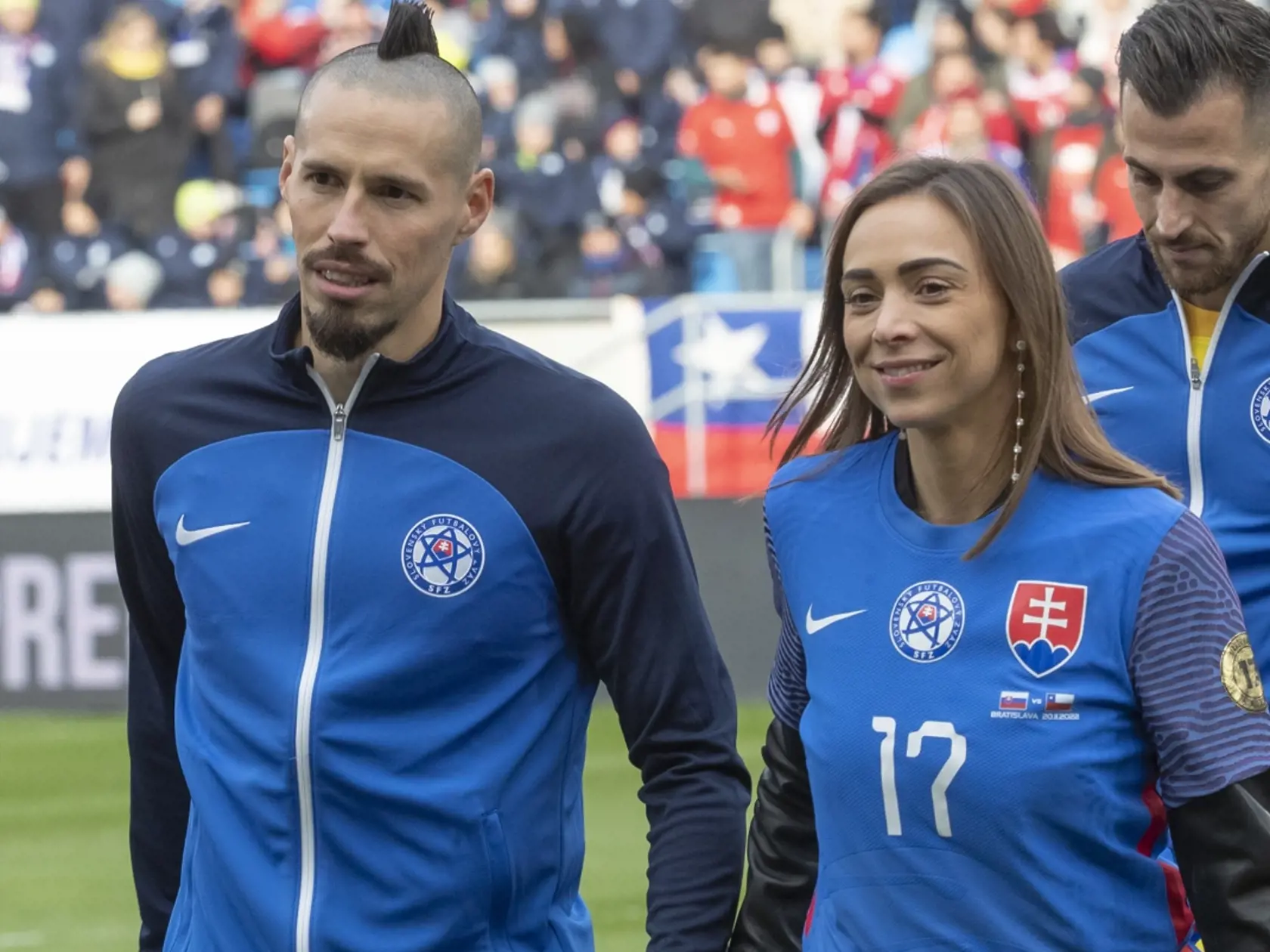 Martina podporila manžela pri jeho rozlúčke priamo na hracej ploche.