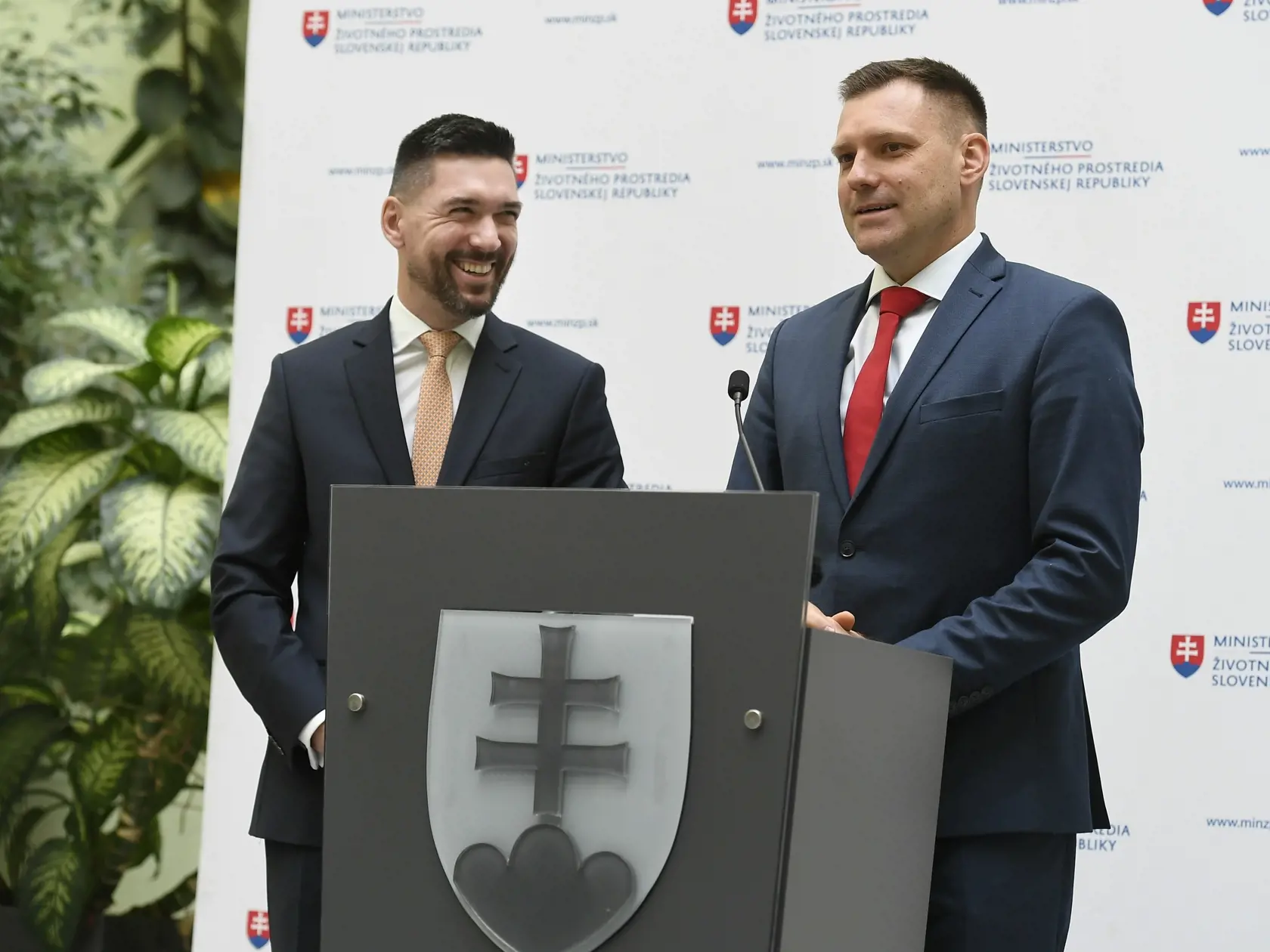 Na snímke vľavo minister pôdohospodárstva a rozvoja vidieka SR Richard Takáč (Smer-SD) a minister životného prostredia SR Tomáš Taraba (SNS) počas tlačovej konferencie po spoločnom rokovaní na tému Nová politická kultúra a spolupráca medzi ministerstvami životného prostredia a pôdohospodárstva, 6. novembra 2023 v Bratislave. FOTO TASR - Pavel Neubauer
















