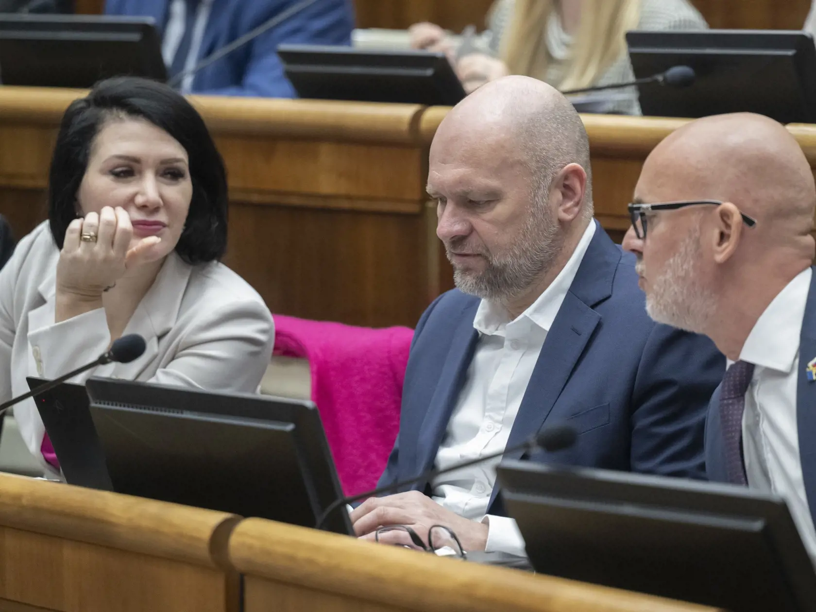 Na snímke poslanci parlamentu SR zľava Jana Bttó Cigániková, Richard Sulík a Branislav Gröhling (všetci SaS) počas rokovania 12. schôdze NR SR 24. apríla 2024 v Bratislave. FOTO TASR - Martin Baumann