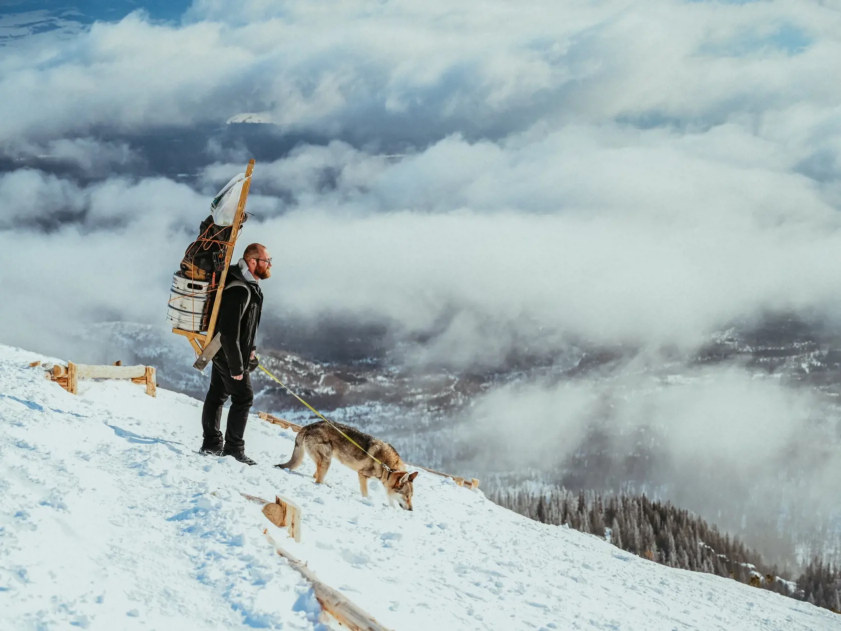 „Konkrétne my s manželom žijeme na okraji Tanapu a pracujeme na jeho území, kam roky chodíme v sprievode nášho psa. Milujeme Tatry a aj kvôli nim sme zostali na Slovensku," povedala iniciátorka petícia Lia Paugsch. Na miesta, kde je na fotografii jej manžel s ich psíkom, sa už od 15. decembra nedostanú.