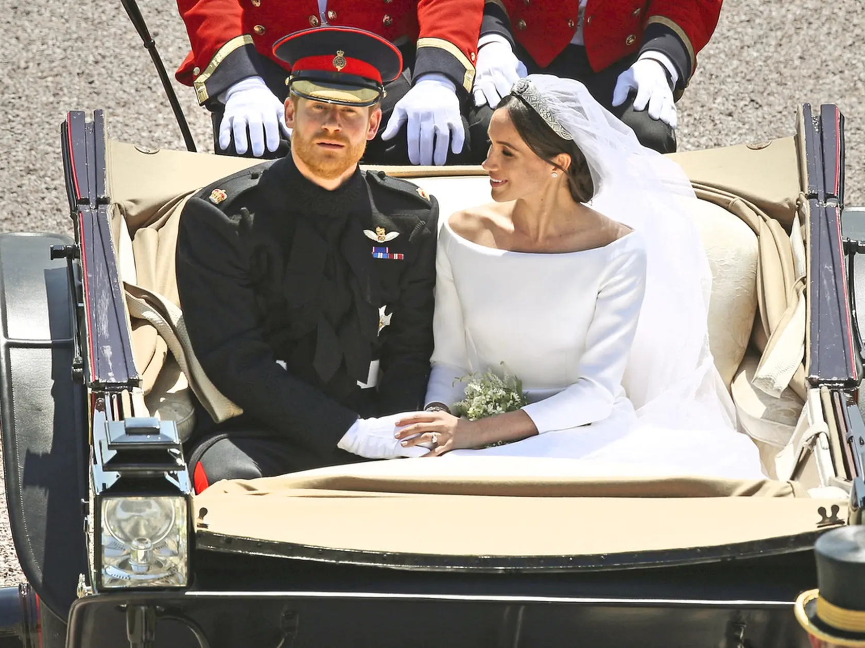 Princ Harry sa počas roka stal manželom a najnovšie i otcom.