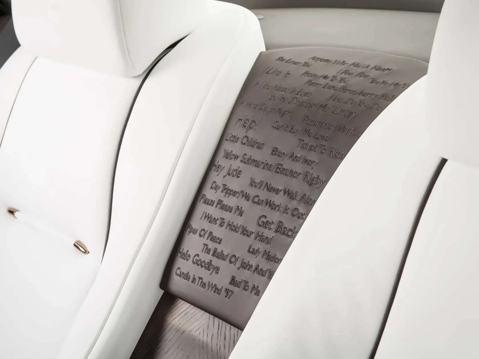 Rolls-Royce Wraith „Inspired by British Music“ venovaný Georgovi Martinovi s vygravírovanými názvami jeho singlov, ktoré sa dostali na čelo hitparády.