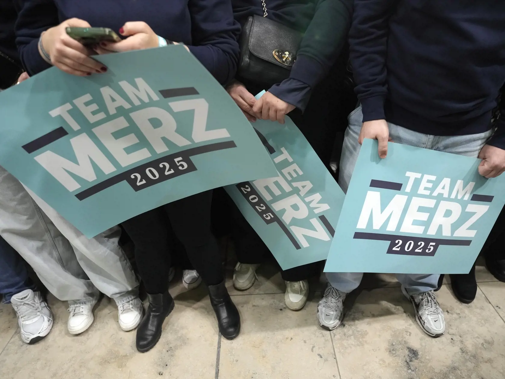 Stúpenci predsedu Kresťanskodemokratickej únie Nemecka (CDU) Friedricha Merza čakajú na uzavretie volebných miestností počas predčasných parlamentných volieb v Nemecku v nedeľu 23. februára 2025 v Berlíne.