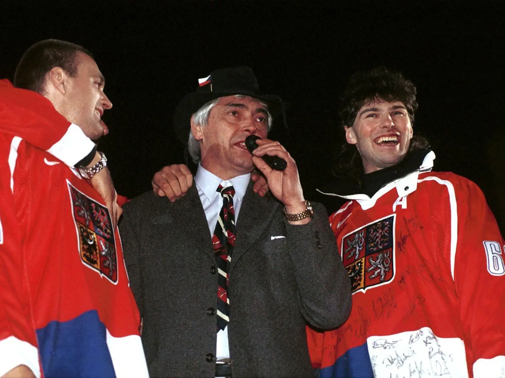 Tréner Ivan Hlinka doviedol českú reprezentáciu k olympijskému zlatu z Nagana.