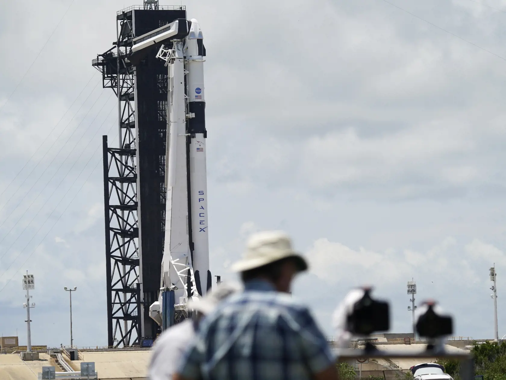 Spoločnosť SpaceX pokračuje v prípravách na plánovaný sobotňajší štart rakety Falcon 9, ktorá na Medzinárodnú vesmírnu stanicu (ISS) po prvý raz povezie aj ľudskú posádku.