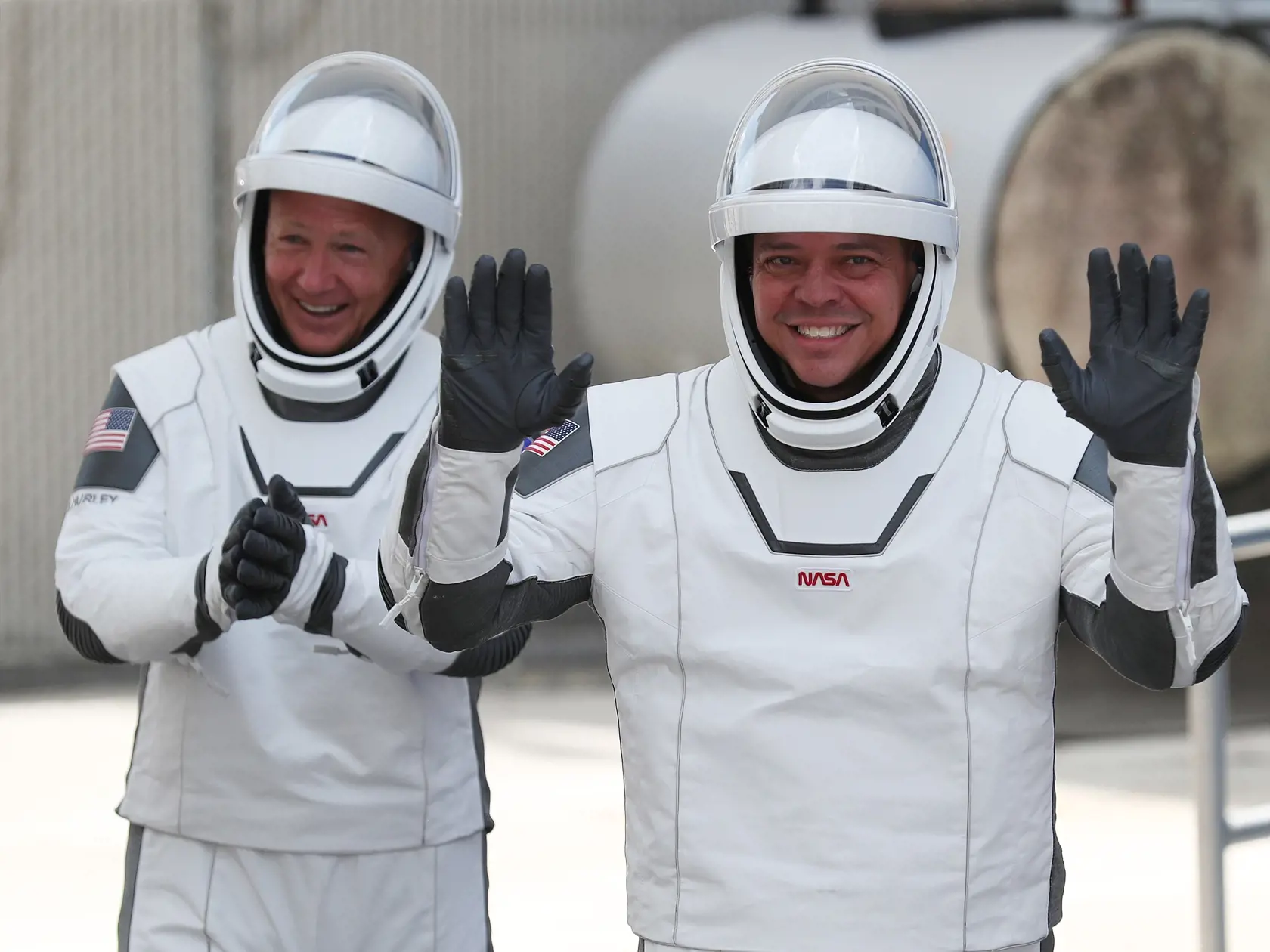 Spoločnosť SpaceX pokračuje v prípravách na plánovaný sobotňajší štart rakety Falcon 9, ktorá na Medzinárodnú vesmírnu stanicu (ISS) po prvý raz povezie aj ľudskú posádku - astronautov Douga Hurleyho a Boba Behnkena.