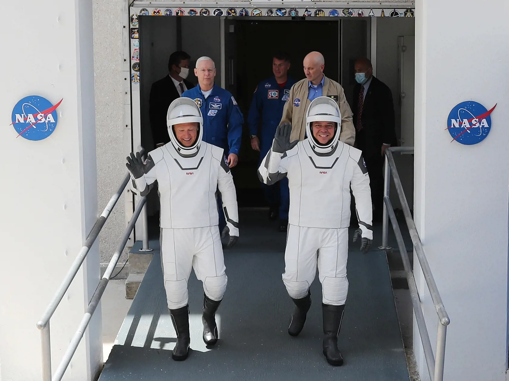 Spoločnosť SpaceX pokračuje v prípravách na plánovaný sobotňajší štart rakety Falcon 9, ktorá na Medzinárodnú vesmírnu stanicu (ISS) po prvý raz povezie aj ľudskú posádku - astronautov Douga Hurleyho a Boba Behnkena.