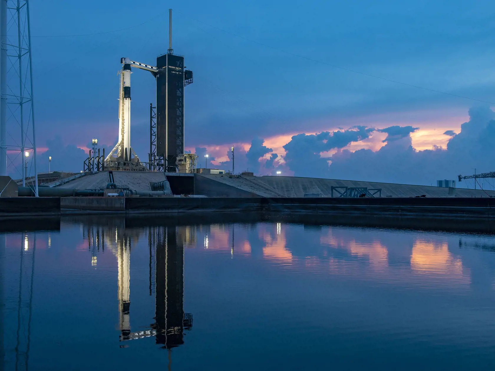 Štart rakety Falcon 9 s vesmírnou loďou Crew Dragon je naplánovaný z Kennedyho vesmírneho strediska na Floride na sobotu večer (21.22 h SELČ).