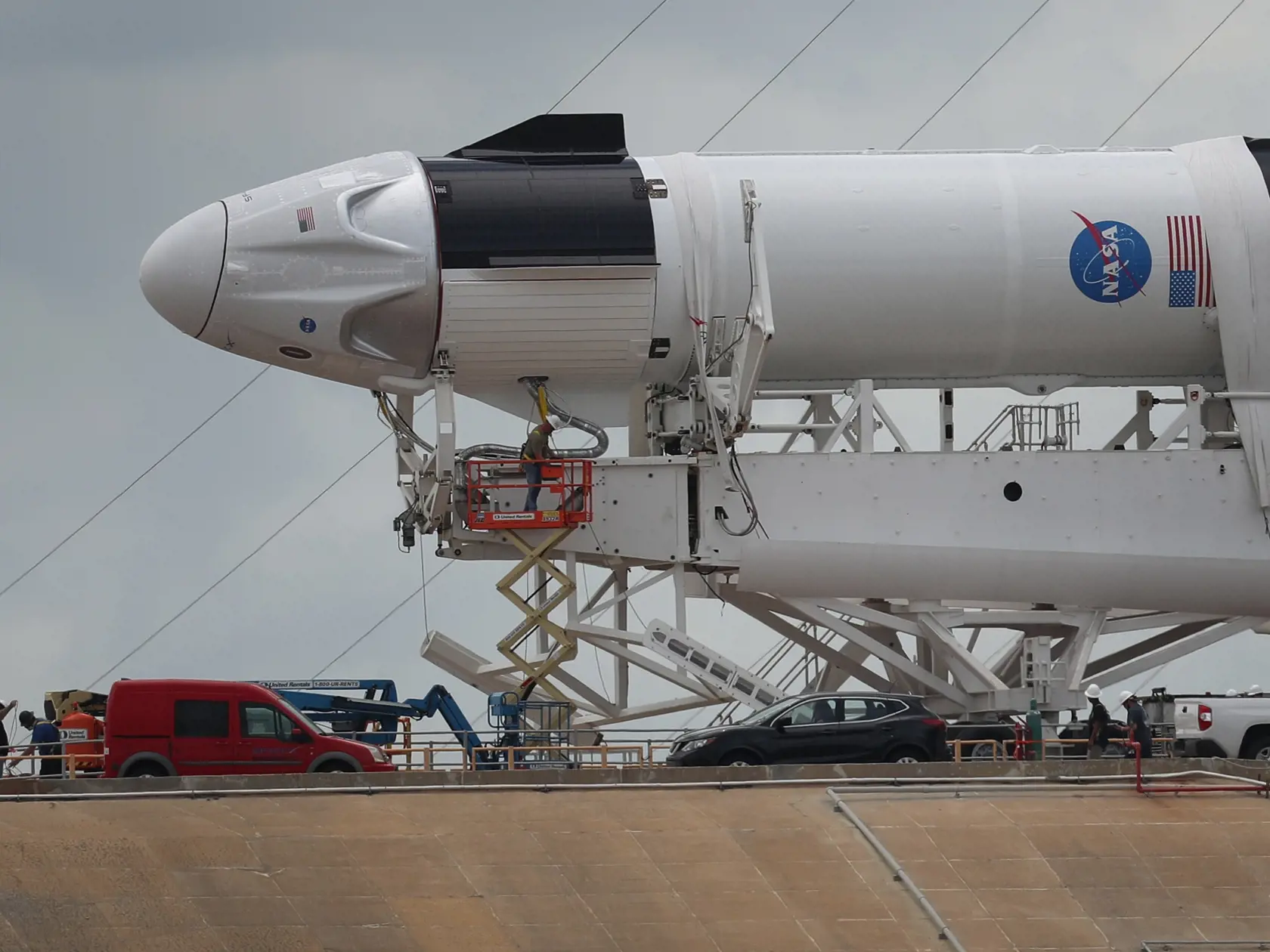 Štart rakety Falcon 9 s vesmírnou loďou Crew Dragon je naplánovaný z Kennedyho vesmírneho strediska na Floride na sobotu večer (21.22 h SELČ).