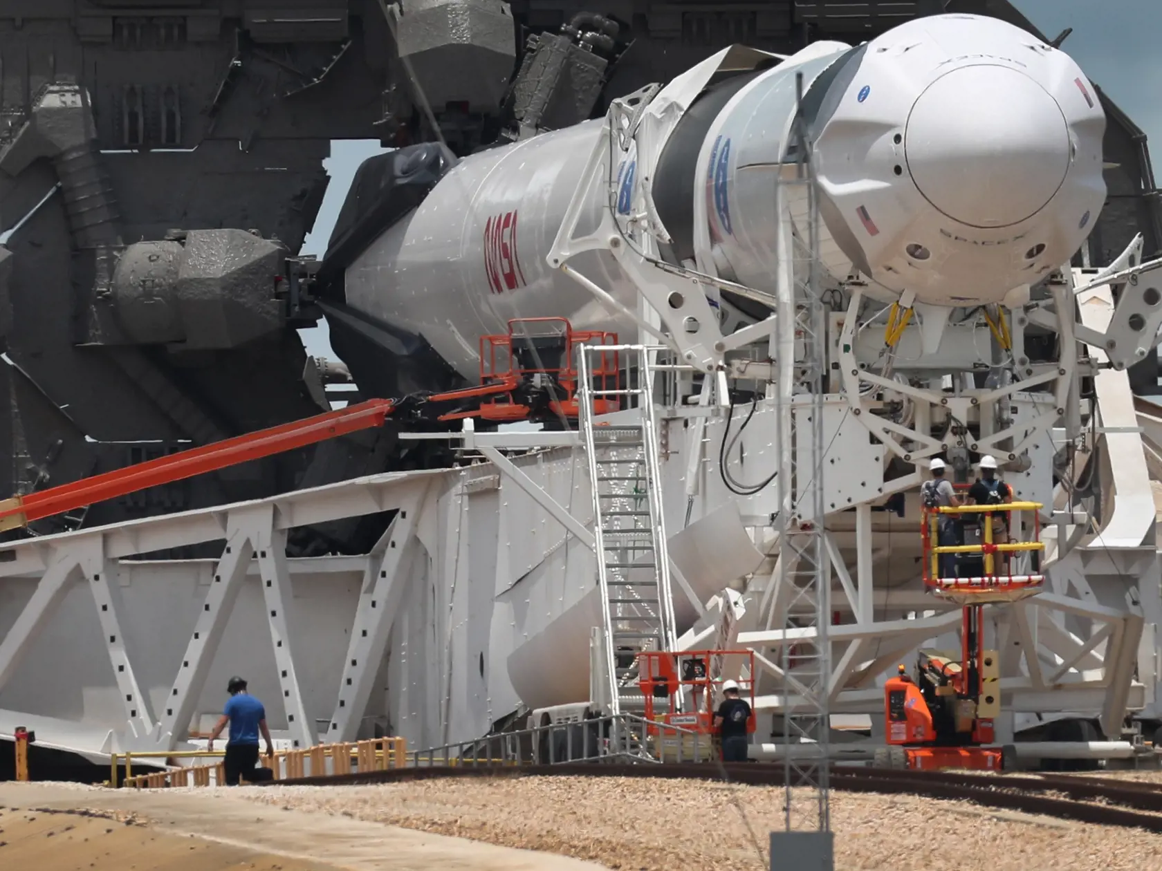 Štart rakety Falcon 9 s vesmírnou loďou Crew Dragon je naplánovaný z Kennedyho vesmírneho strediska na Floride na sobotu večer (21.22 h SELČ).
