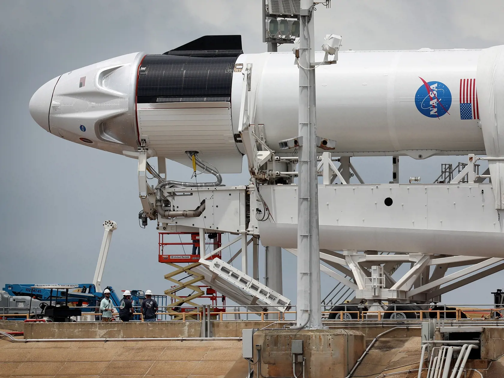 Štart rakety Falcon 9 s vesmírnou loďou Crew Dragon je naplánovaný z Kennedyho vesmírneho strediska na Floride na sobotu večer (21.22 h SELČ).