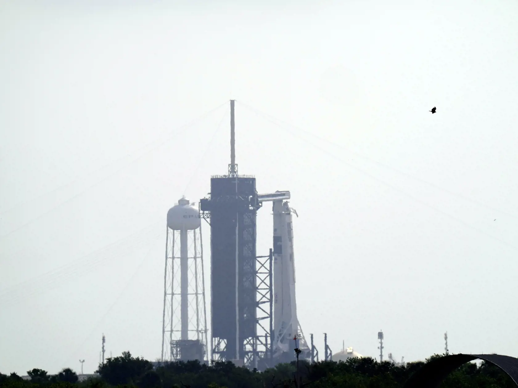 JB 9 Mys Canaveral - Raketa SpaceX Falcon 9  s vesmírnou loďou Crew Dragon pred štartom z Kennedyho vesmírneho strediska na Myse Kanaveral na Floride 28. mája 2020. Štart vesmírnej lode Crew Dragon spoločnosti SpaceX  naplánovaný na stredu odložili na sobotu z dôvodu nepriaznivého počasia. Raketa na Medzinárodnú vesmírnu stanicu (ISS) po prvý raz povezie aj ľudskú posádku - astronautov Douga Hurleyho a Boba Behnkena. FOTO TASR/AP 

The SpaceX Falcon 9, with the Crew Dragon spacecraft on top of t