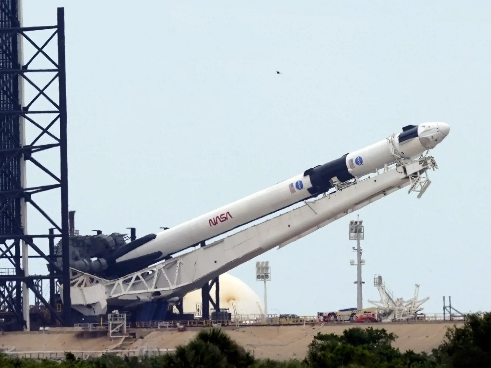 JB 5 Mys Canaveral - Raketa SpaceX Falcon 9  s vesmírnou loďou Crew Dragon pred štartom z Kennedyho vesmírneho strediska na Myse Kanaveral na Floride 26. mája 2020. Raketa na Medzinárodnú vesmírnu stanicu (ISS) po prvý raz povezie aj ľudskú posádku - astronautov Douga Hurleyho a Boba Behnkena. FOTO TASR/AP 

CORRECTS LOCATION TO CAPE CANAVERAL, INSTEAD OF KENNEDY SPACE CENTER  - The SpaceX Falcon 9, with the Dragon capsule on top of the rocket, is raised onto Launch Pad 39-A Tuesday, May 26, 202