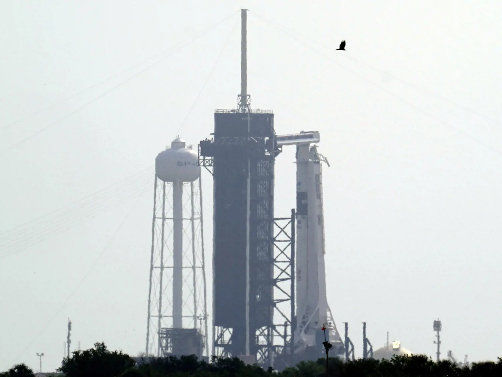 JB 11 Mys Canaveral - Raketa SpaceX Falcon 9  s vesmírnou loďou Crew Dragon pred štartom z Kennedyho vesmírneho strediska na Myse Kanaveral na Floride 28. mája 2020. Štart vesmírnej lode Crew Dragon spoločnosti SpaceX  naplánovaný na stredu odložili na sobotu z dôvodu nepriaznivého počasia. Raketa na Medzinárodnú vesmírnu stanicu (ISS) po prvý raz povezie aj ľudskú posádku - astronautov Douga Hurleyho a Boba Behnkena. FOTO TASR/AP 

The SpaceX Falcon 9, with the Crew Dragon spacecraft on top of 