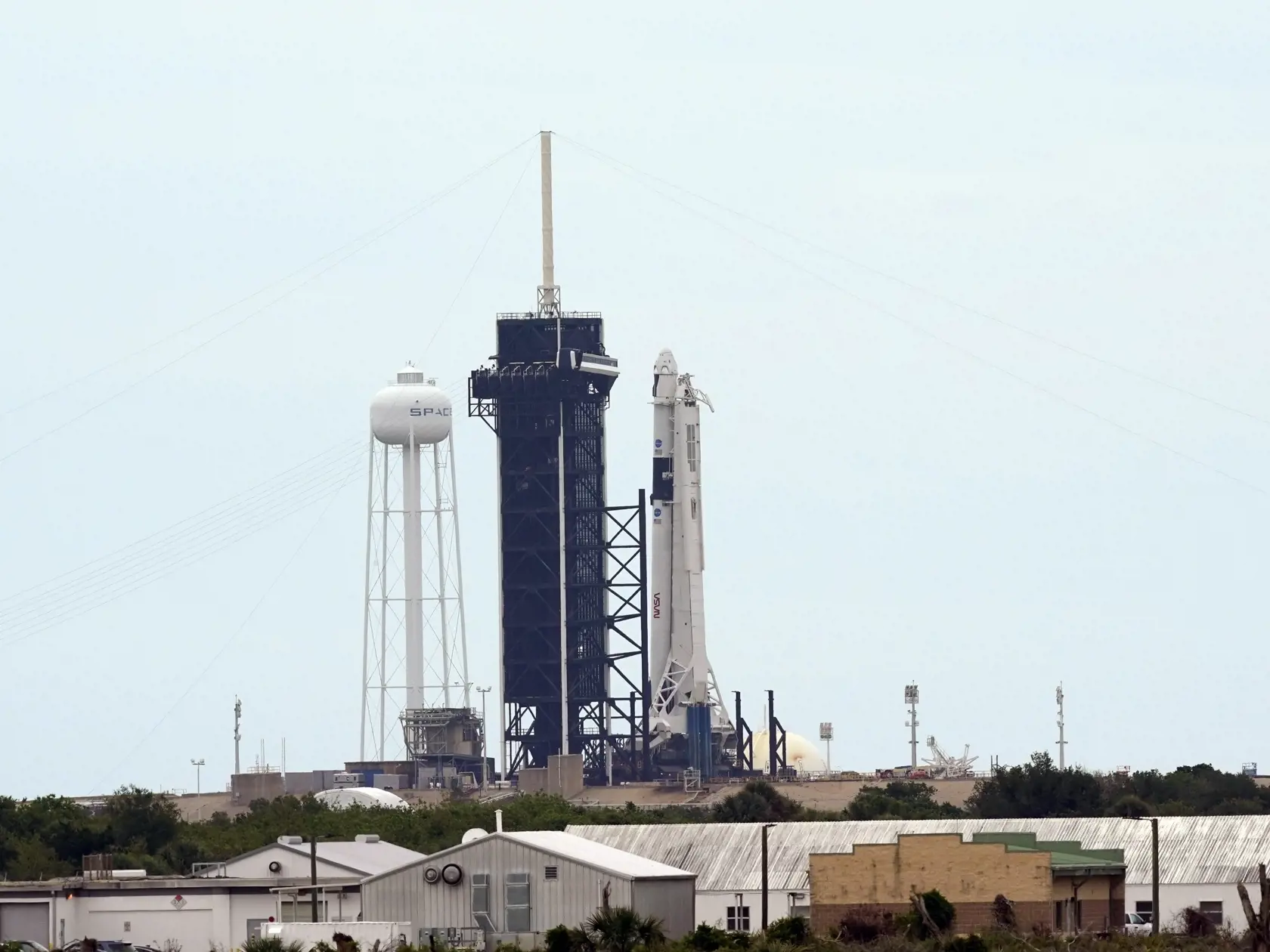 JB 1 Mys Canaveral - Raketa SpaceX Falcon 9  s vesmírnou loďou Crew Dragon pred štartom z Kennedyho vesmírneho strediska na Myse Kanaveral na Floride 26. mája 2020. Raketa na Medzinárodnú vesmírnu stanicu (ISS) po prvý raz
povezie aj ľudskú posádku - astronautov Douga Hurleyho a Boba Behnkena. FOTO TASR/AP 

The SpaceX Falcon 9, with the Crew Dragon spacecraft on top of the rocket, is raised onto Launch Pad 39-A Tuesday, May 26, 2020, at Kennedy Space Center in Cape Canaveral, Fla. Two astronaut